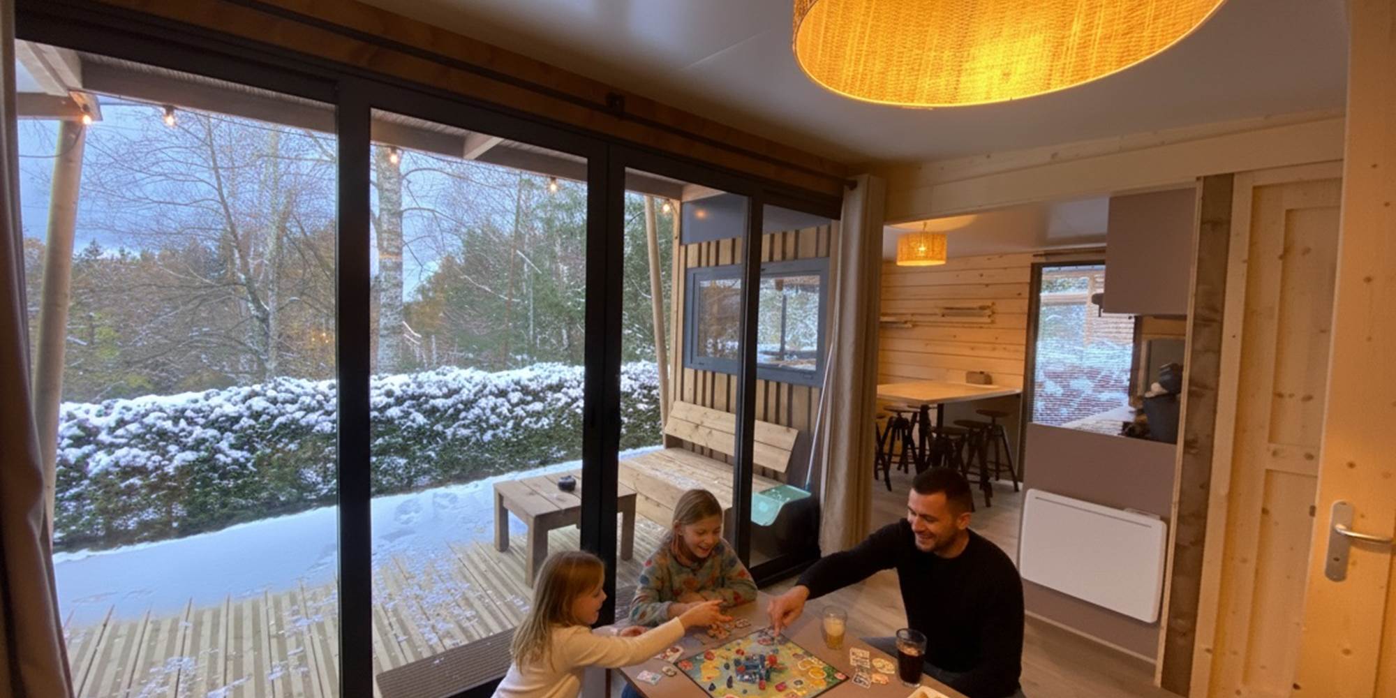 Salon avec vue sur la forêt