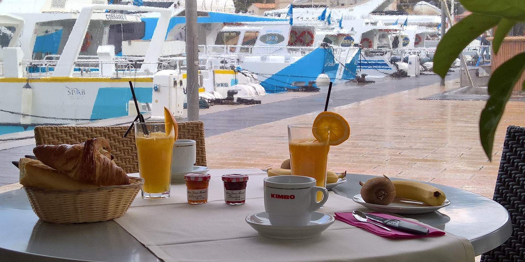 Petit déjeuner continental de 7H à 11H sur la terrasse quand c'est l'été, au restaurant (côté intérieur) en hiver