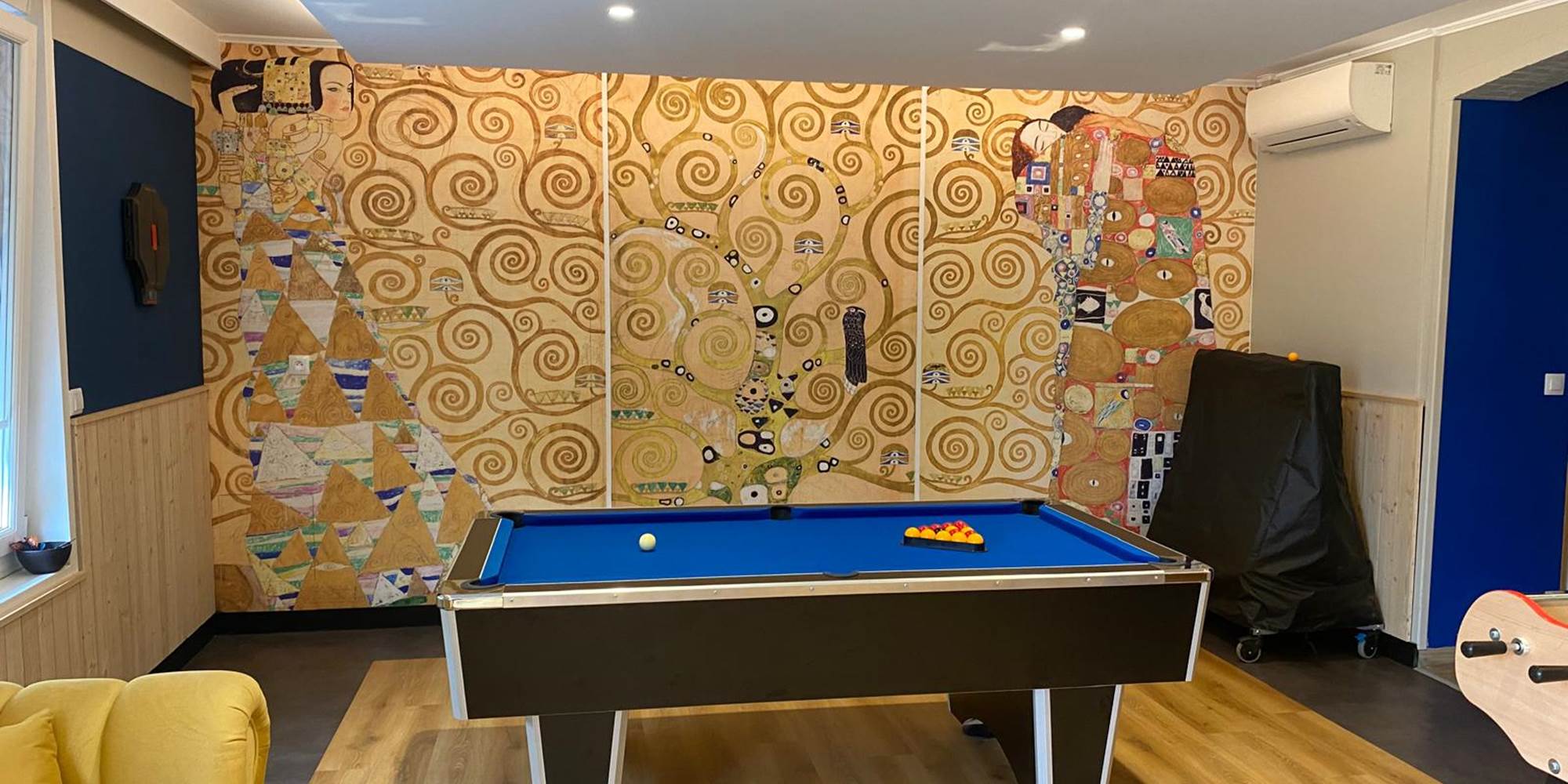 Grand séjour convivial avec billard, baby-foot, jeu de fléchettes et salon cosy : idéal pour un séjour en famille ou entre amis dans un gîte de groupe du Pas-de-Calais.