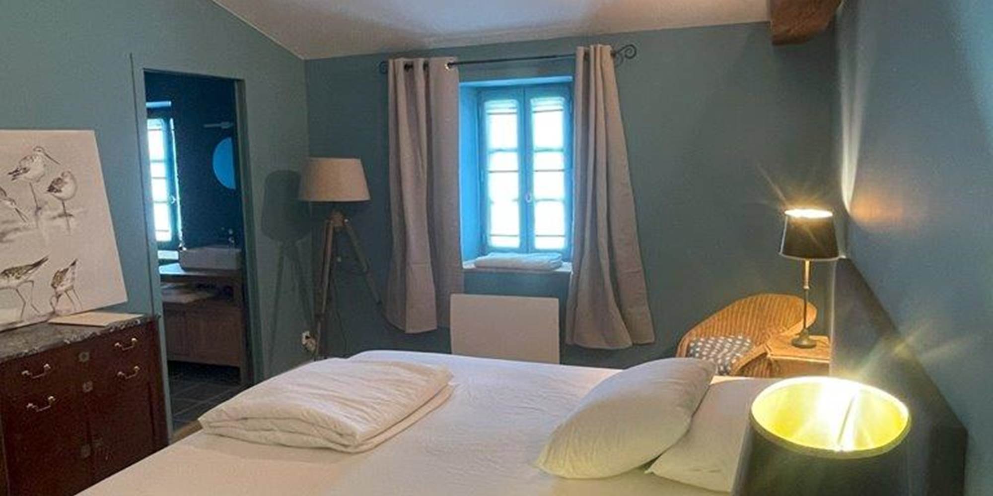 Chambre lit double, étage, salle de bain privative, vue jardin, vignoble, chambres d'hôtes