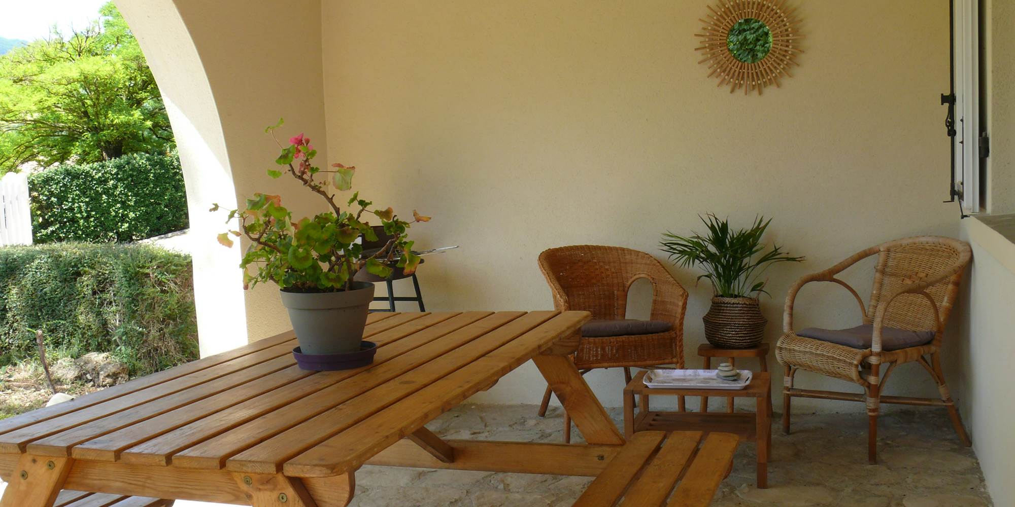 Sous la terrasse couverte