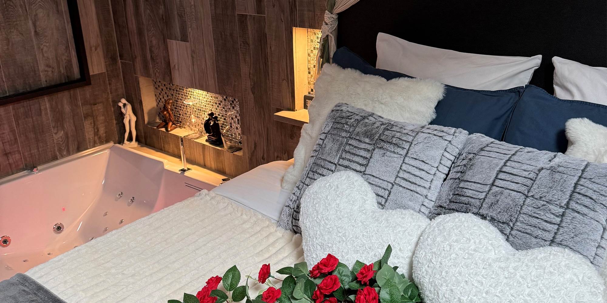 le lit et le jacuzzi privatif