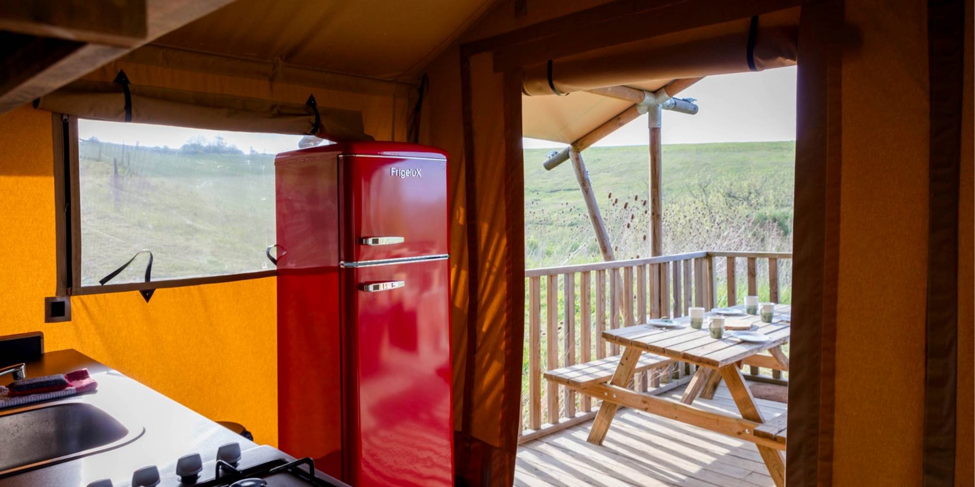 vue depuis la cuisine vers l'extérieurs écologdes sunshine et sunset