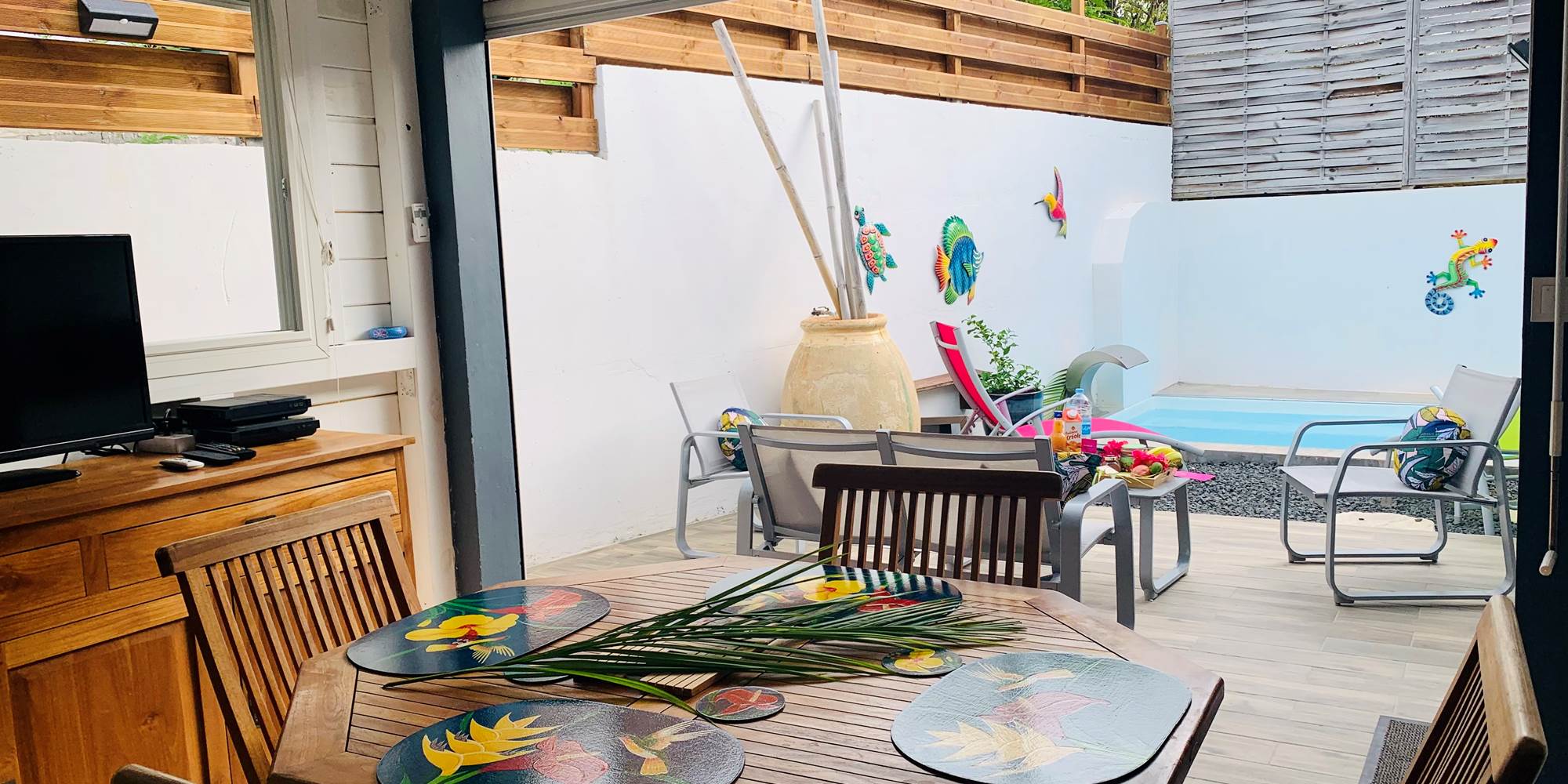 Espace repas donnant sur l'extérieur