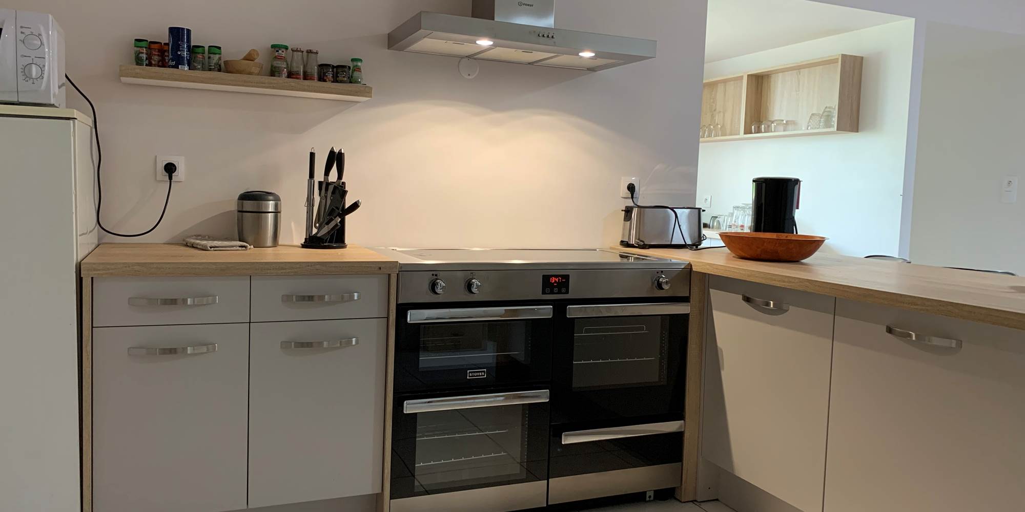 La cuisine piano / micro onde / frigo / table de travail / rangements