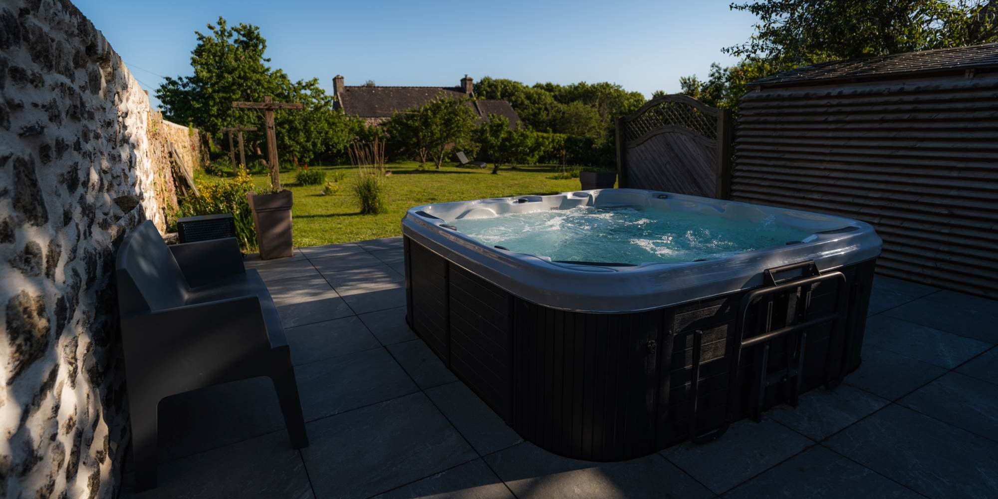 Vue sur le jardin depuis le spa extérieur