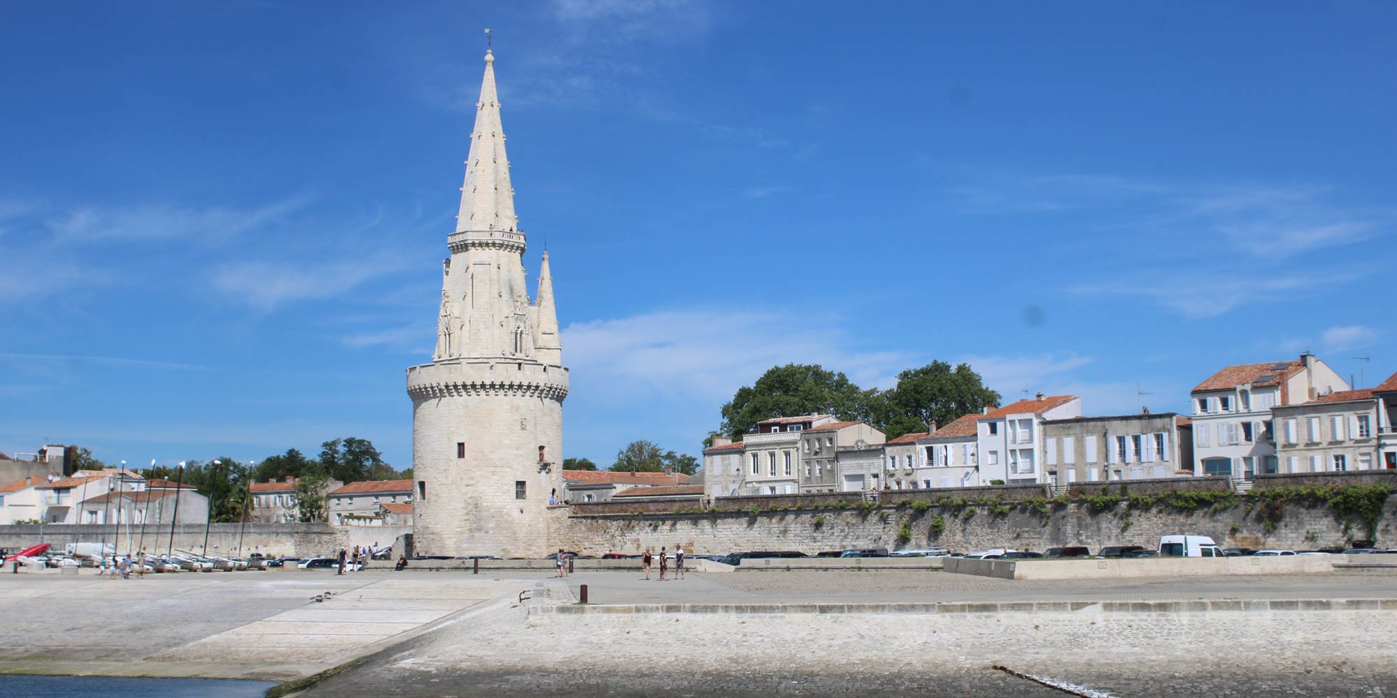 La Rochelle, la tour de La Lanterne et la rue sur les murs.