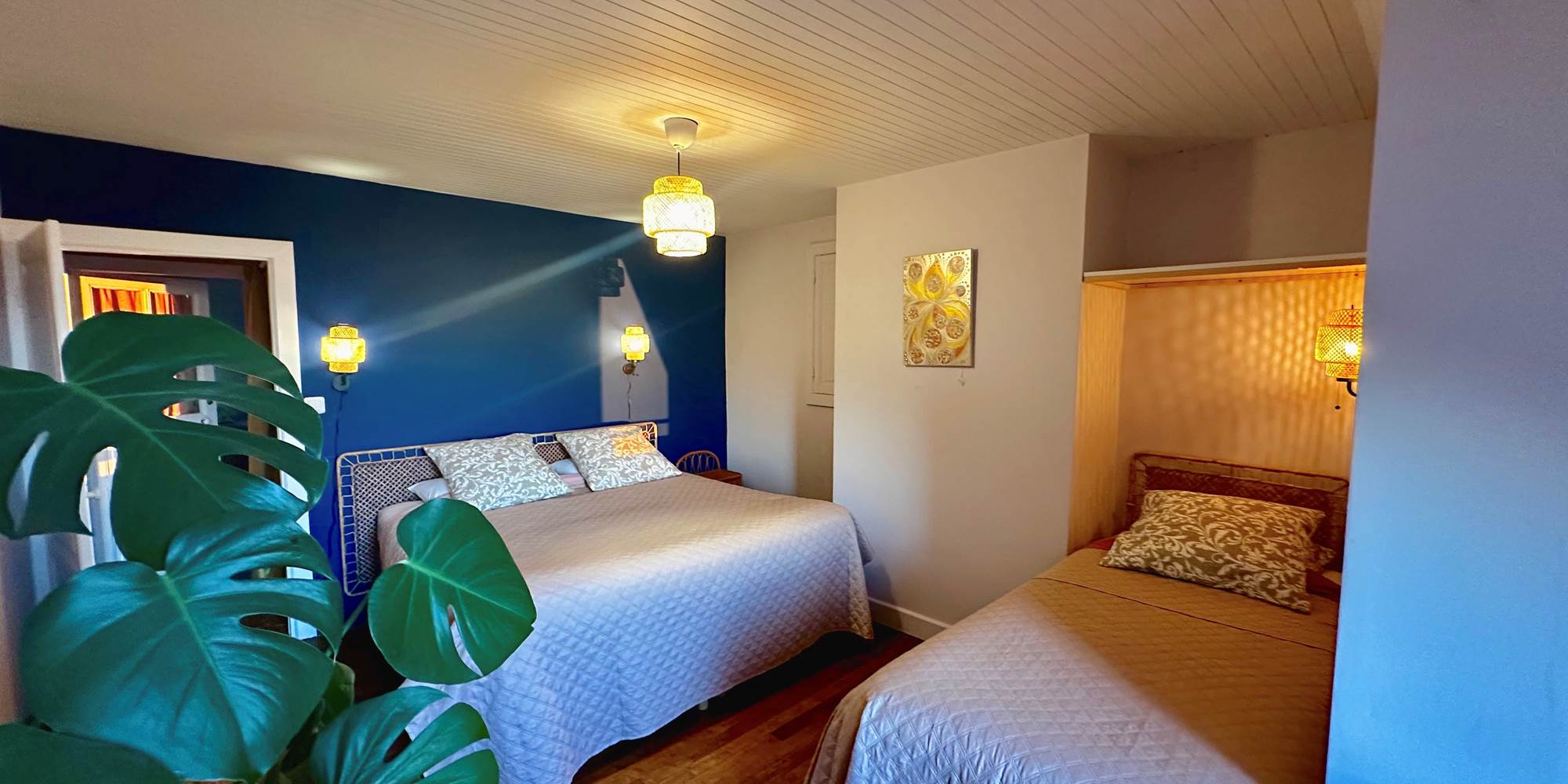 Chambre familiale Lit King-size 180x200 cm et Lit 90x200 cm. Vue sur les Montagnes et la Vallée des Cascades plein Ouest.