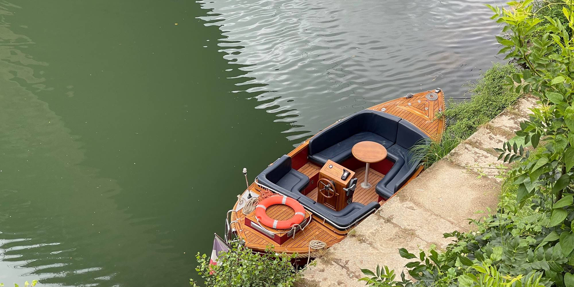 Daphné amarré sous le Pont Vieux, pour une surprise romantique inoubliable