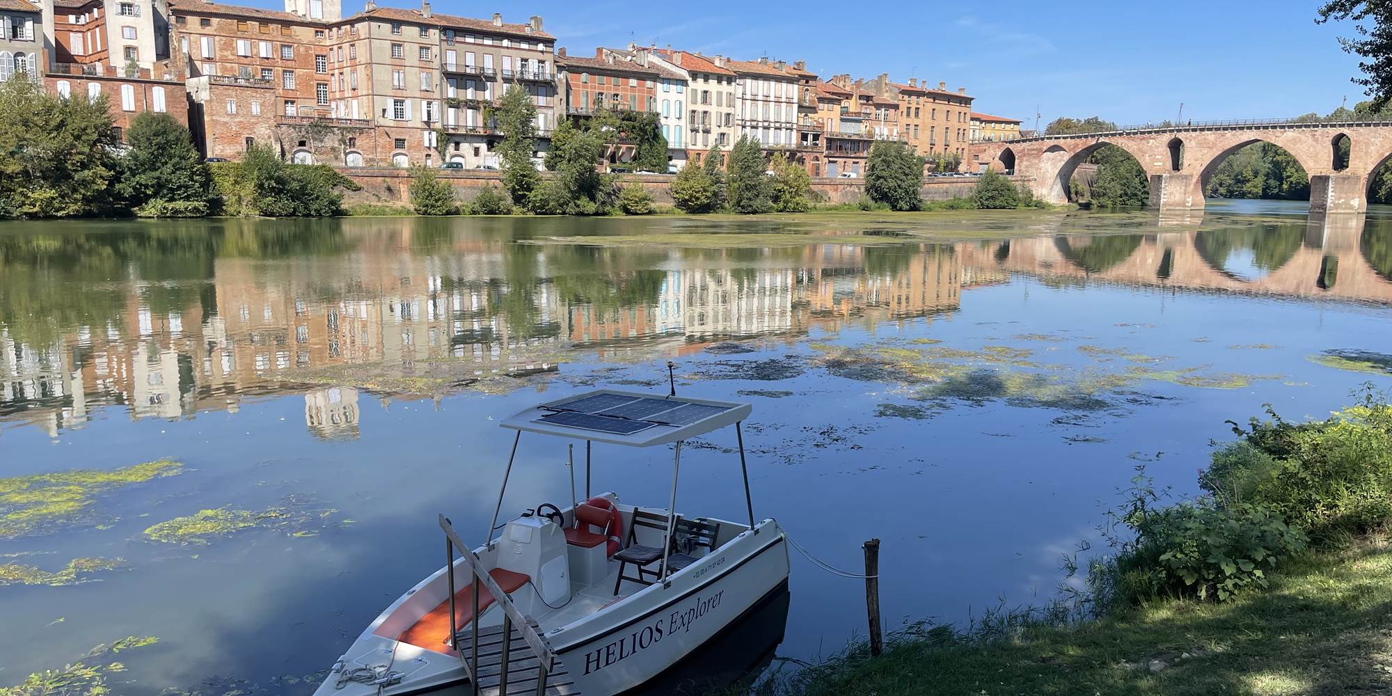 Helios Explorer à son embarcadère Quai des Mouettes