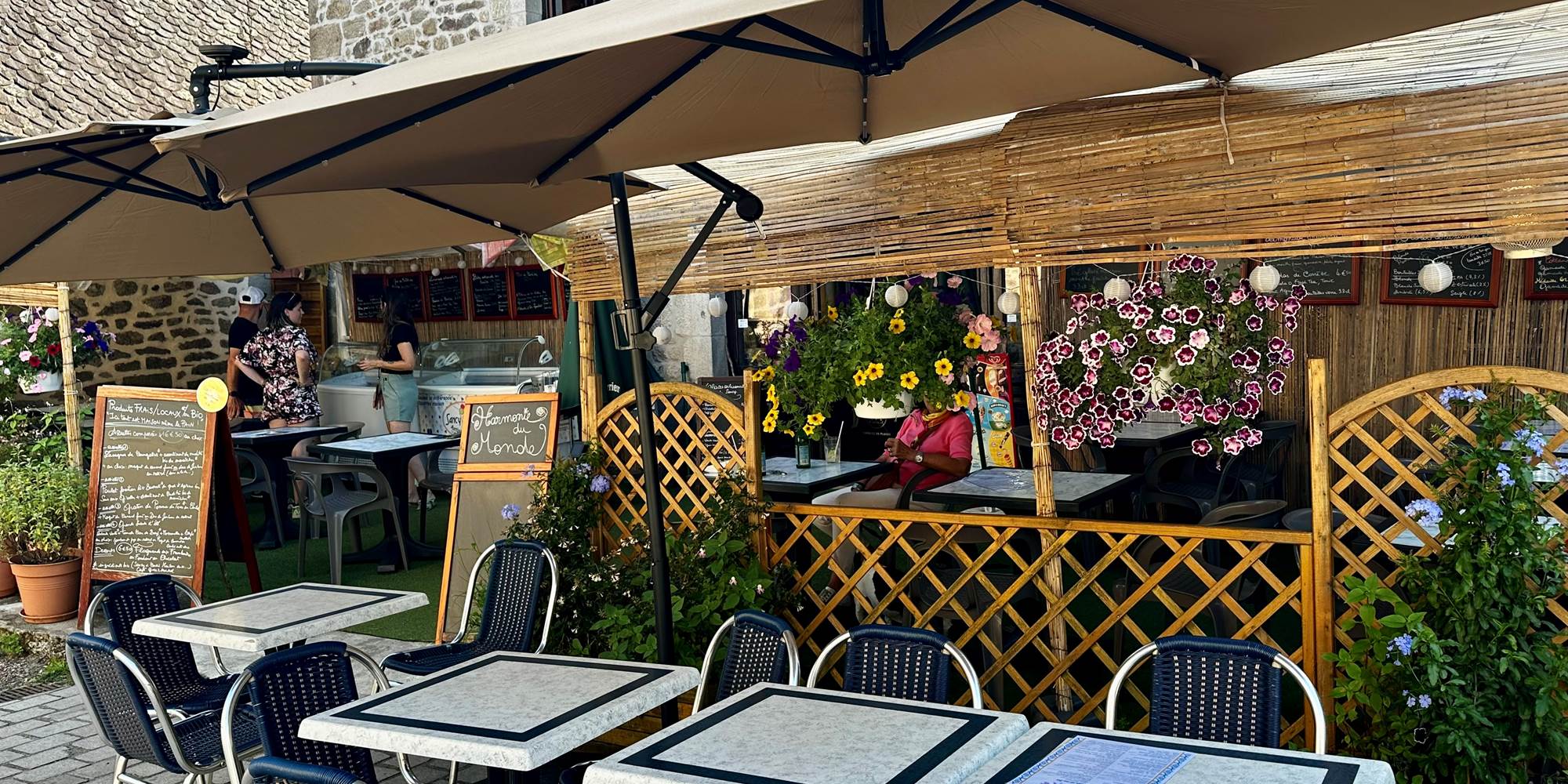 Restaurant "Harmonie du Monde" : plats maison, produits frais majoritairement bio et locaux. Attenant à vos Gîtes "Le Chant des Sources" à Gimel-les-Cascades (19).