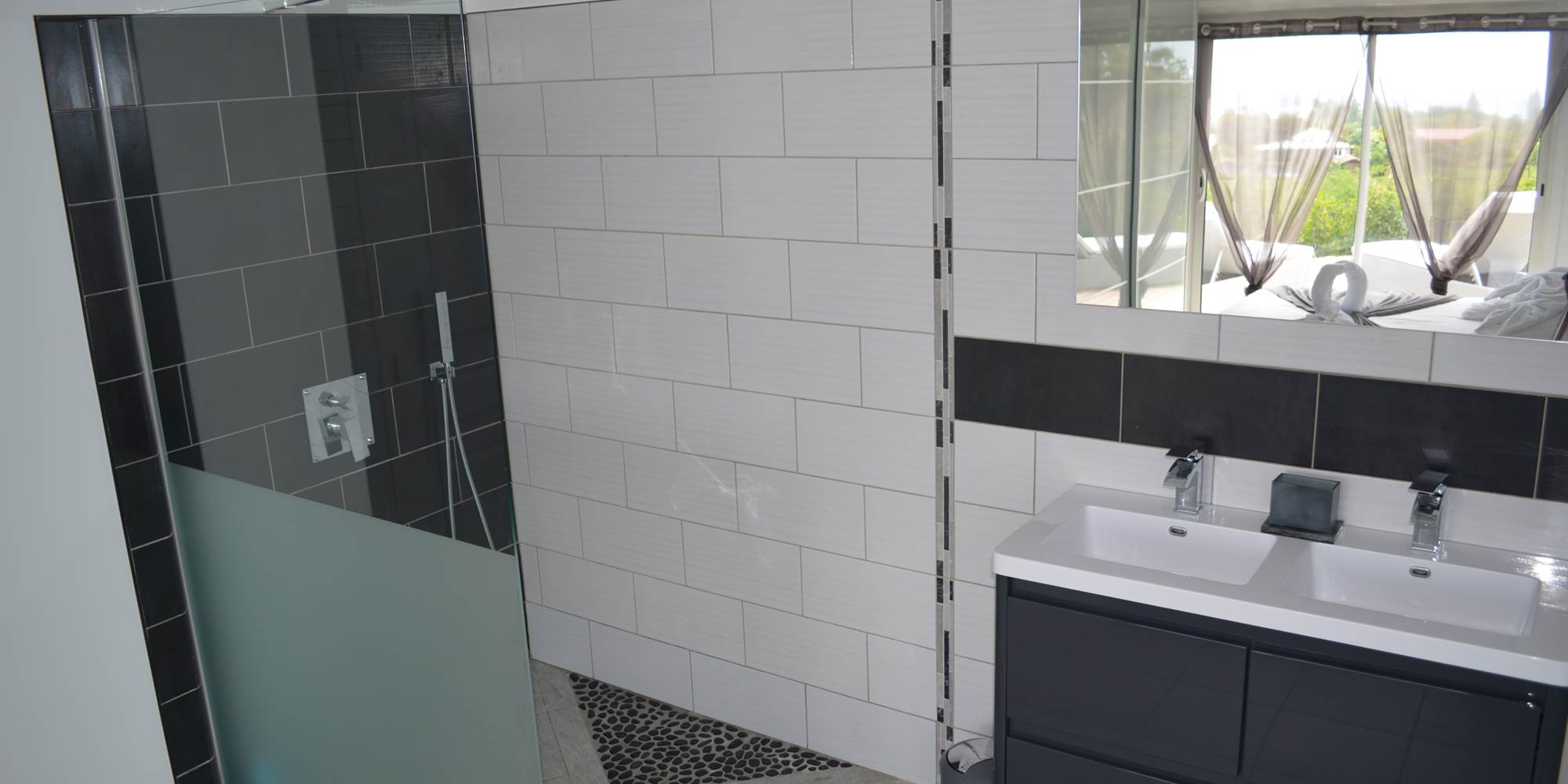 Douche à l'italienne ouverte sur la chambre n°1