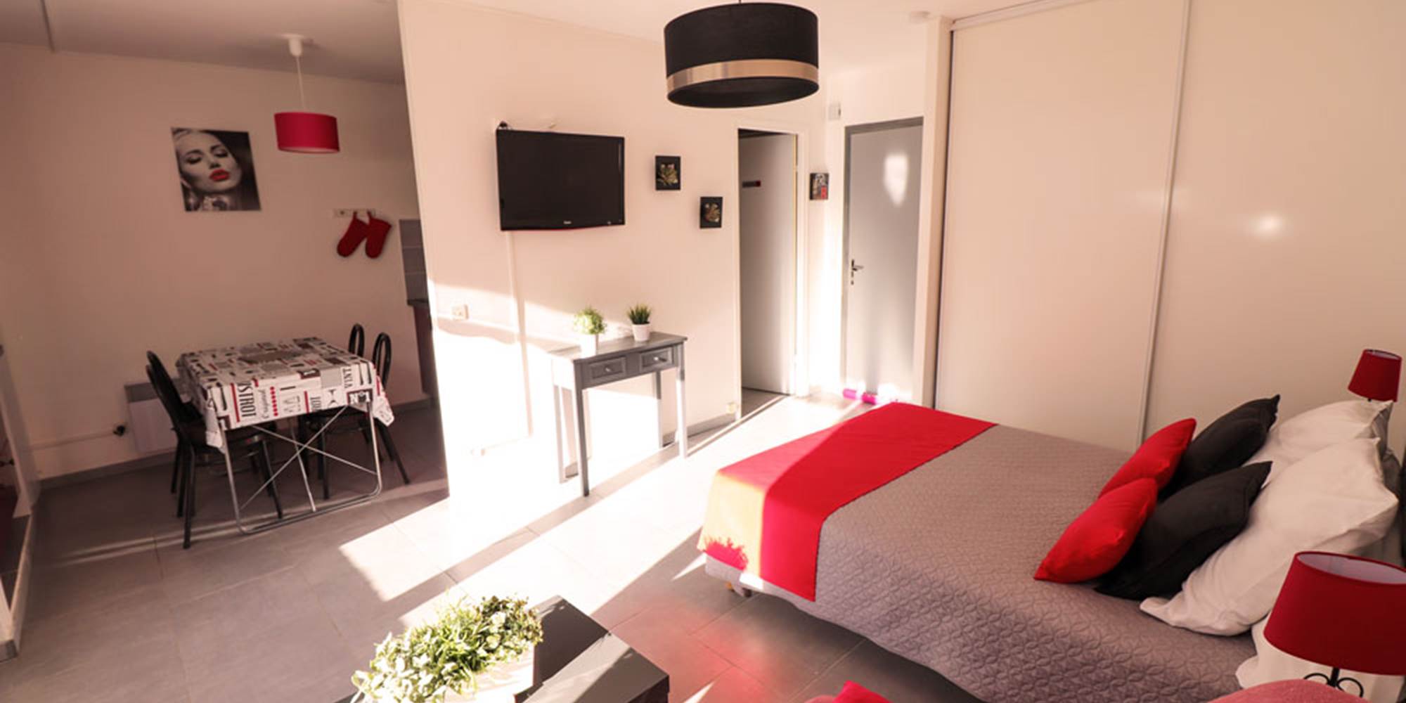 Hébergements-Ladeuille-Amélie-pièce-principale