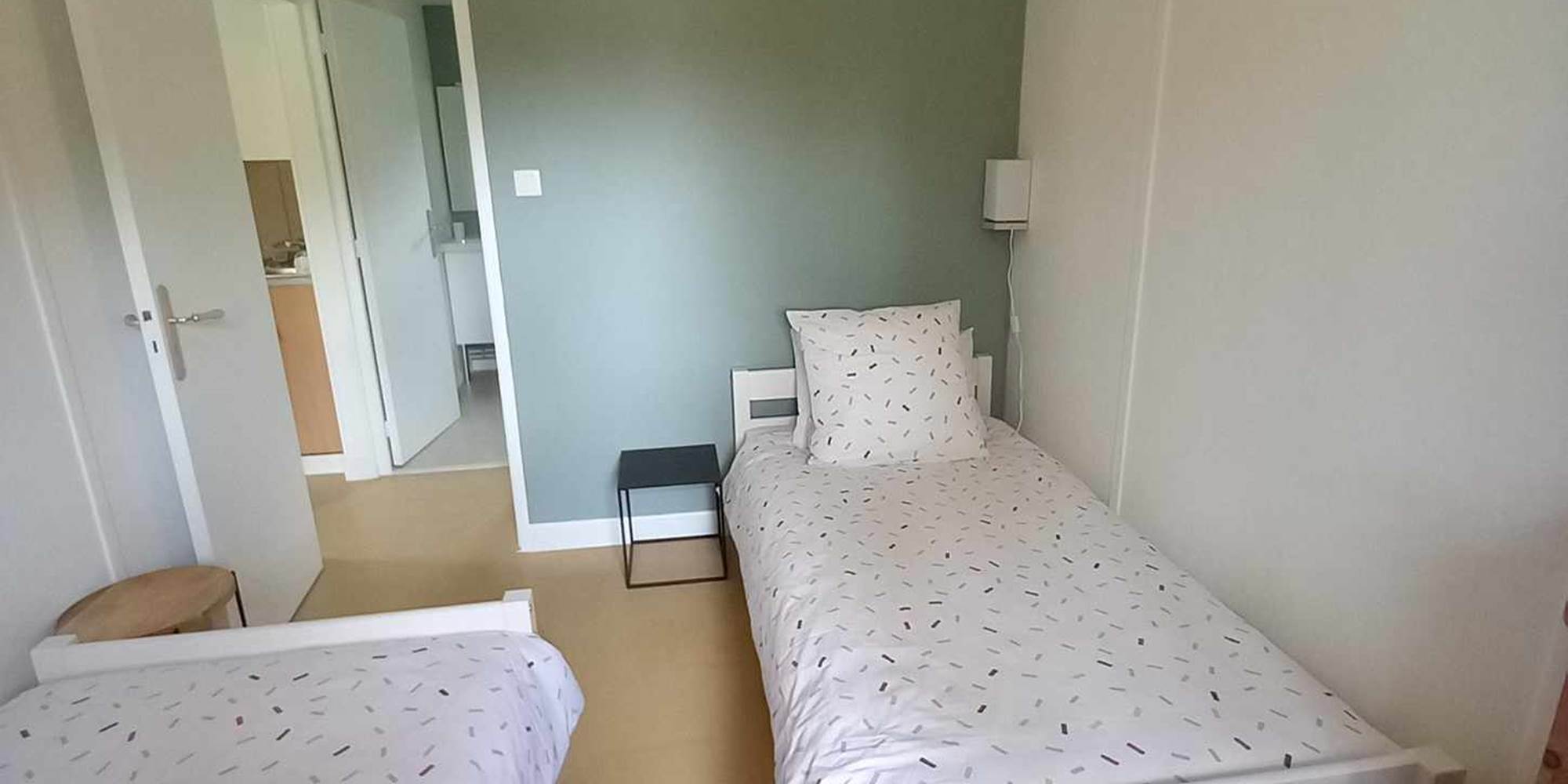 Vue 2 chambre du bas avec draps