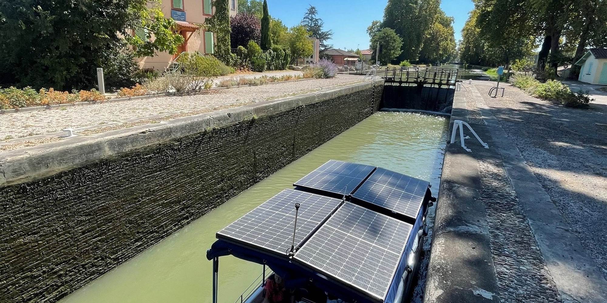 Helios Confluences en train de monter l’écluse de Moissac, silo à grain art déco