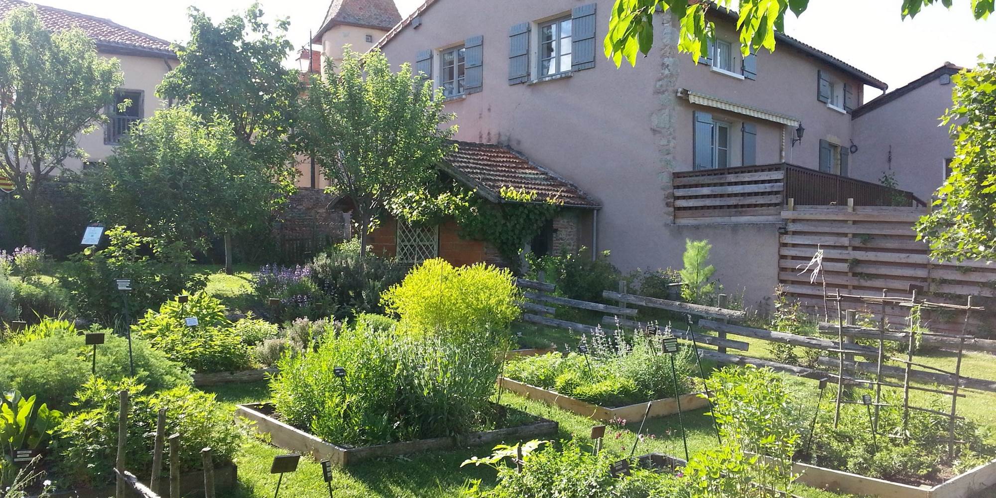 Le jardin du Moyen Age au pied de la maison