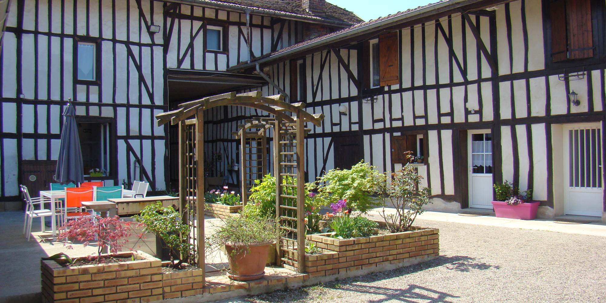 LA-SENTE-DES-VIGNES-Chambre-LILAS-La-Cour