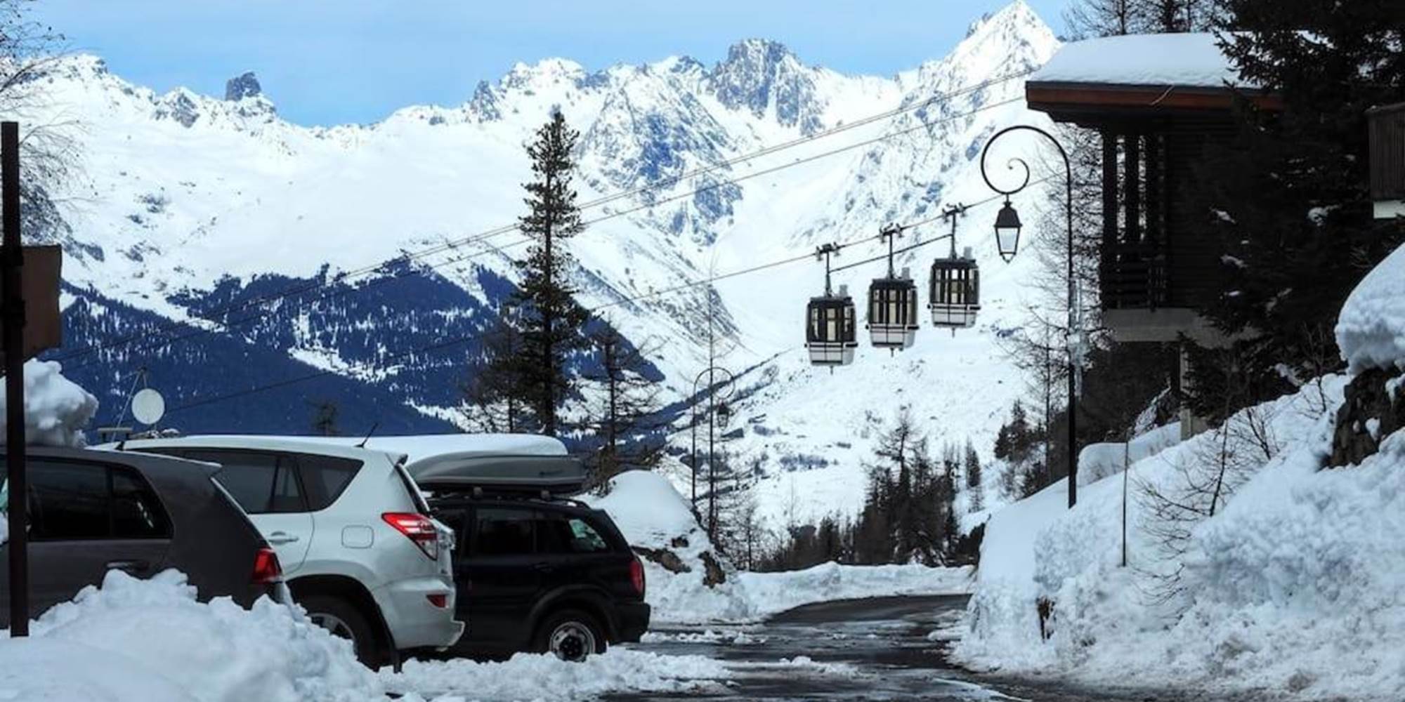 Parking au pied de l’escalier menant au chalet