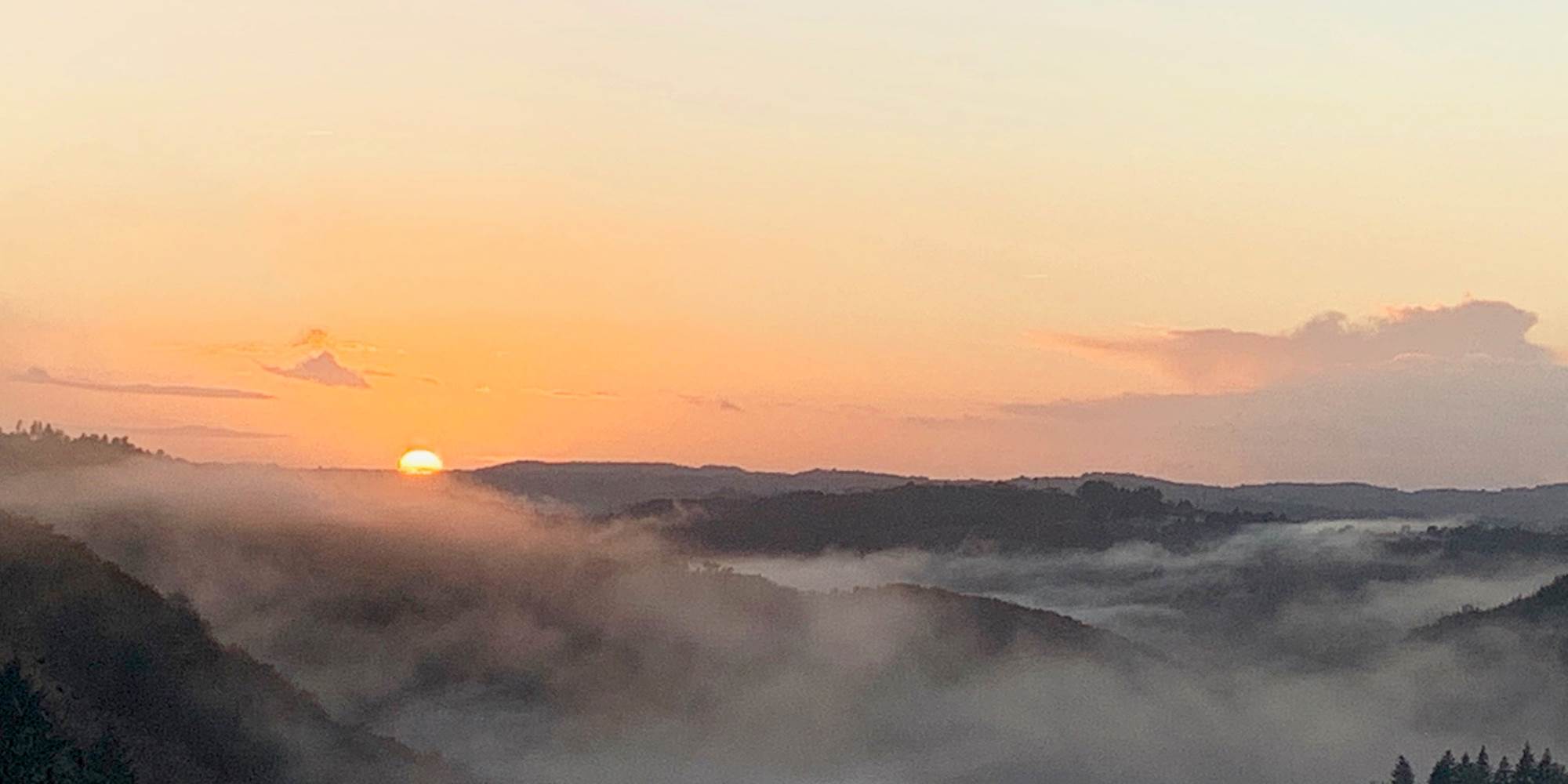 Gîtes "Le Chant des Sources" : Vue sur les Montagnes et la Vallée des Cascades plein Ouest.