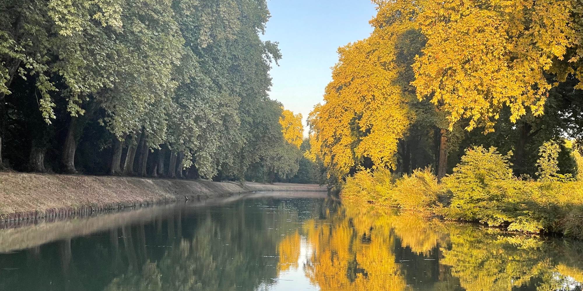 Canal latéral à la Garonne dans la lumière rouge du couchant