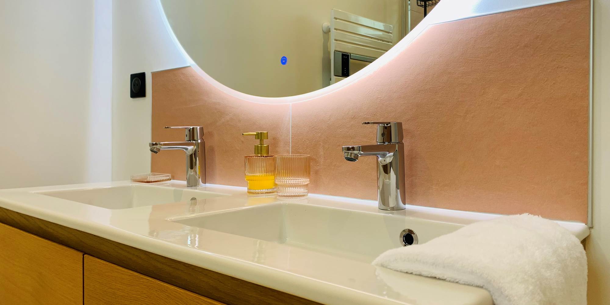 location vacances appartements  2 chambres proche du marché de Rochefort - salle de bain avec douche et baignoire