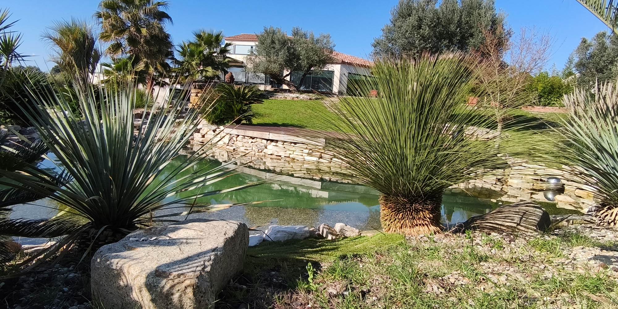 Jardin arboré privé et clôturé