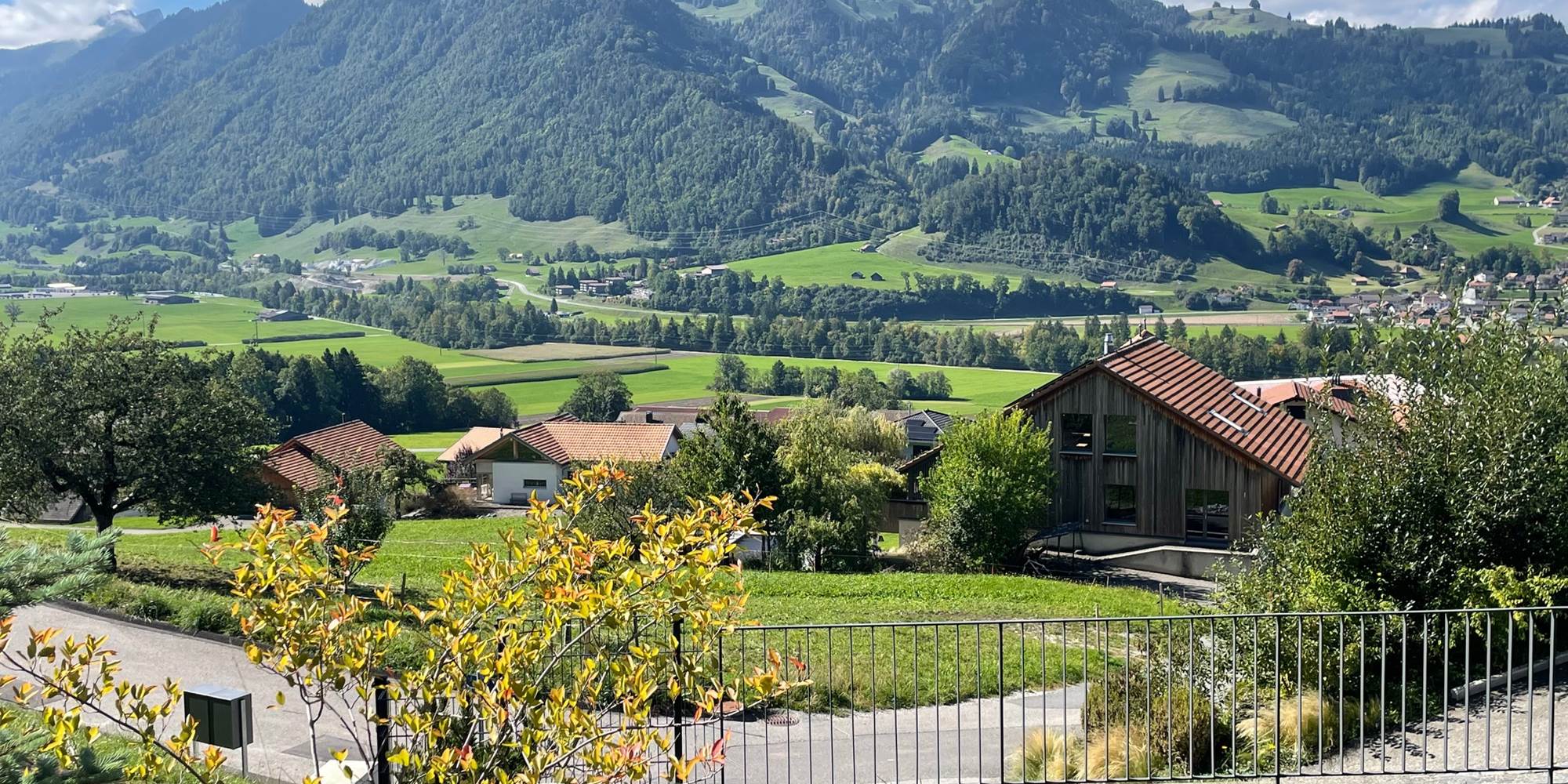 jardin-automne-studio-gruyeres-canton-de-fribourg-vue-montagne-nature