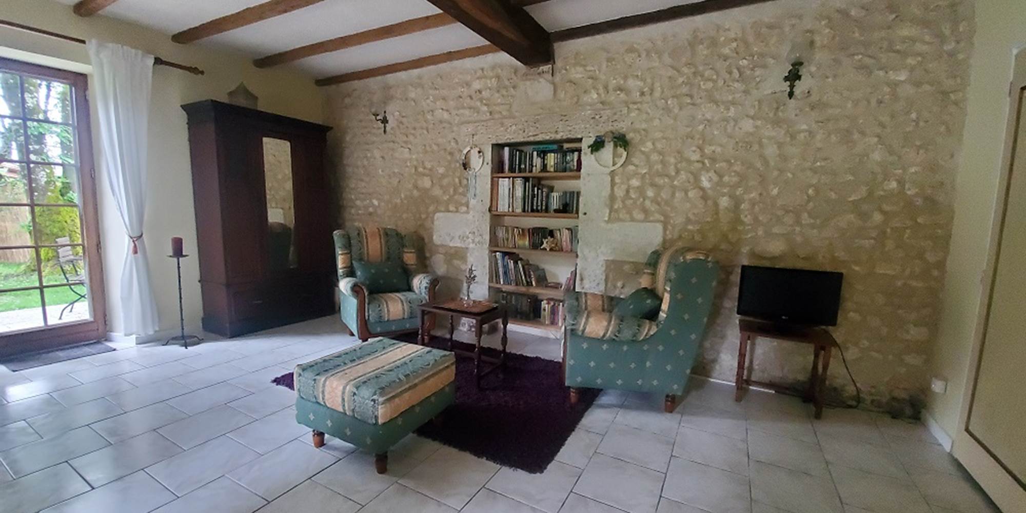 Gîte La Marteille - Salon avec poêle et télé