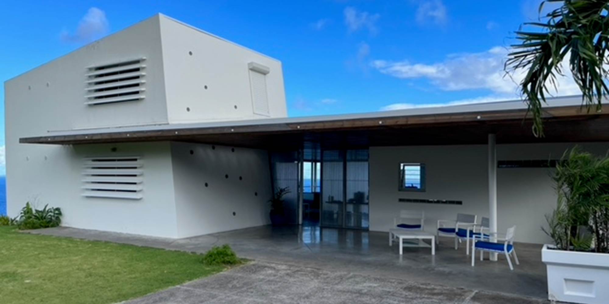 Parking et entrée de la villa