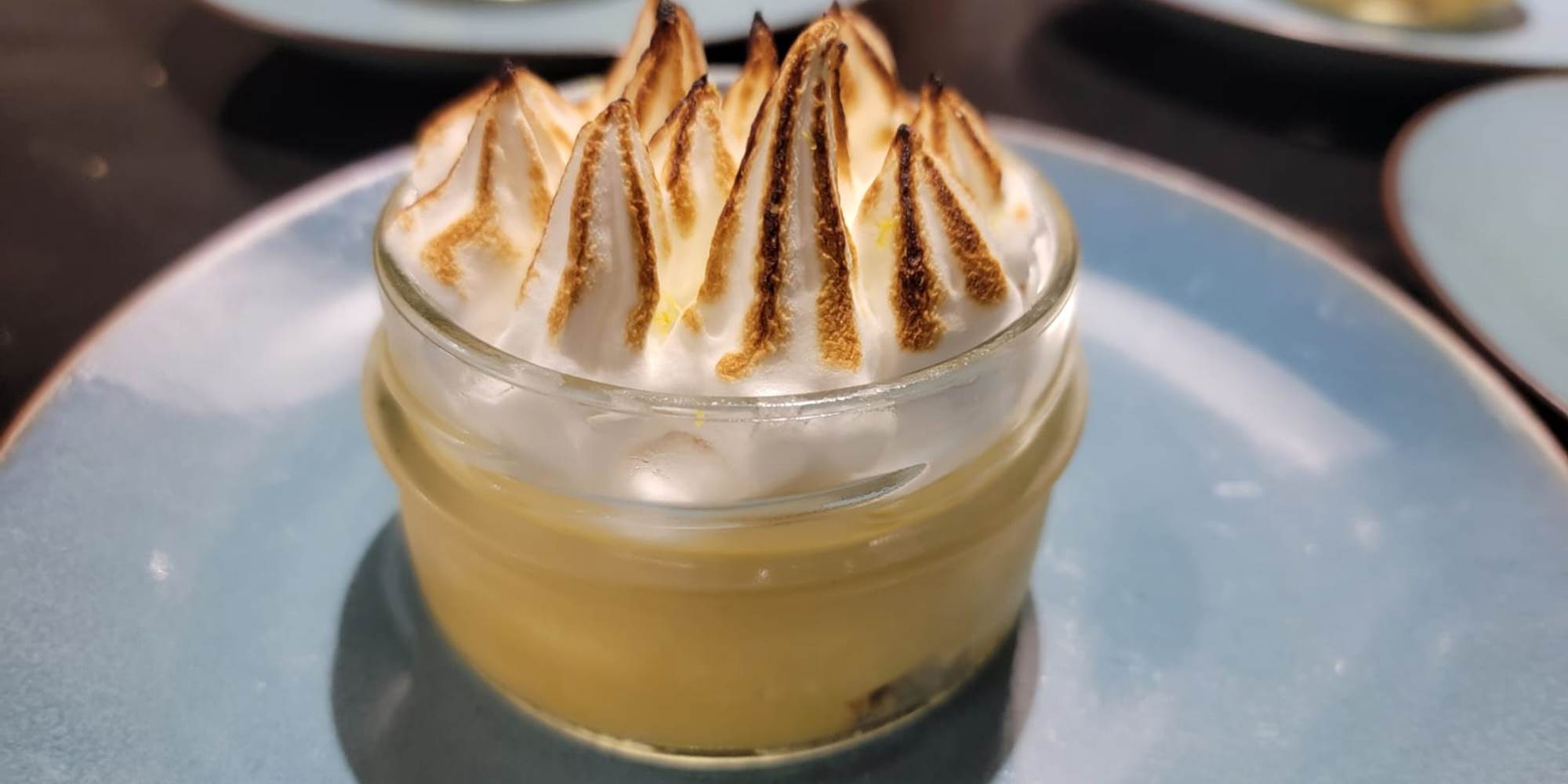 Dessert maison meringué préparé avec soin pour les convives du Domaine Cardu.