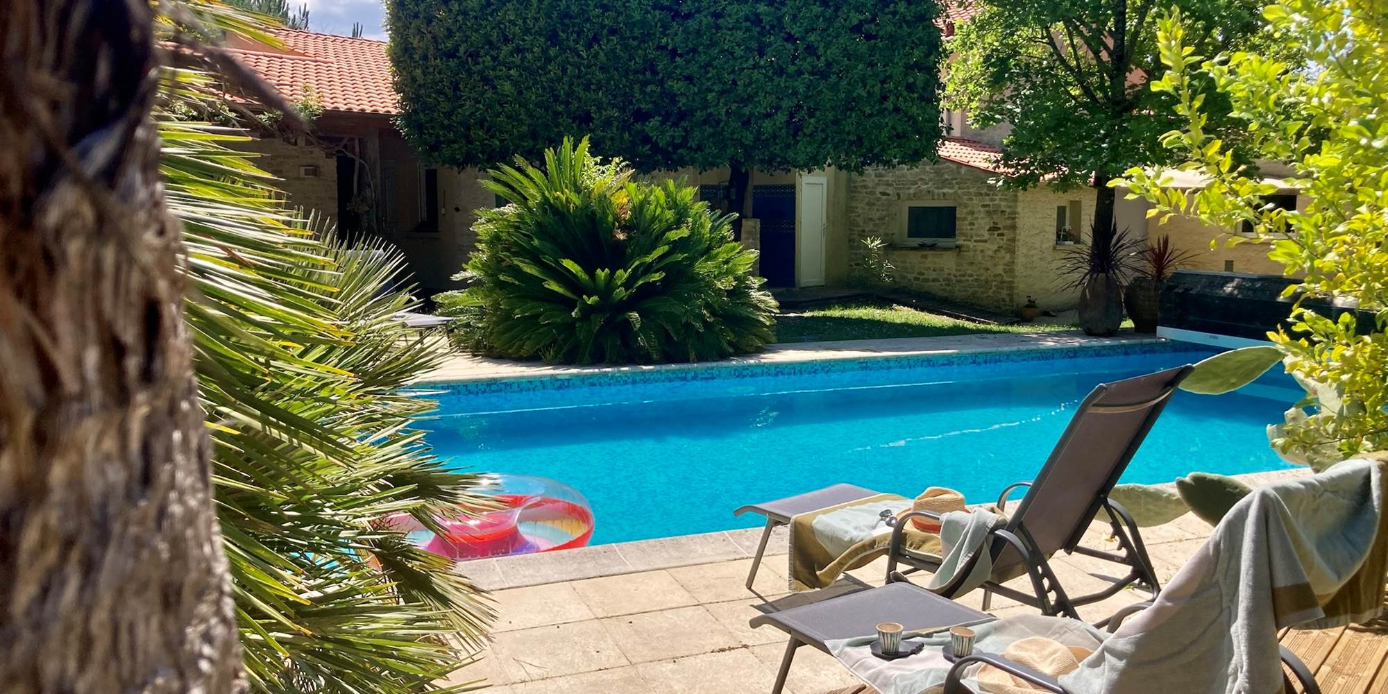 Au bord de la piscine