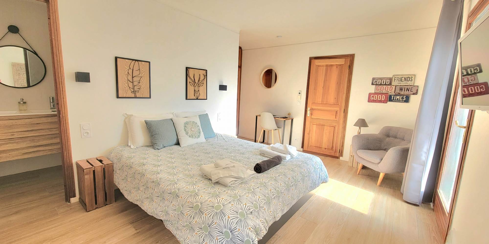 Chambre d'hôtes lumineuse avec lit double et entrée indépendante au Domaine Cardu.