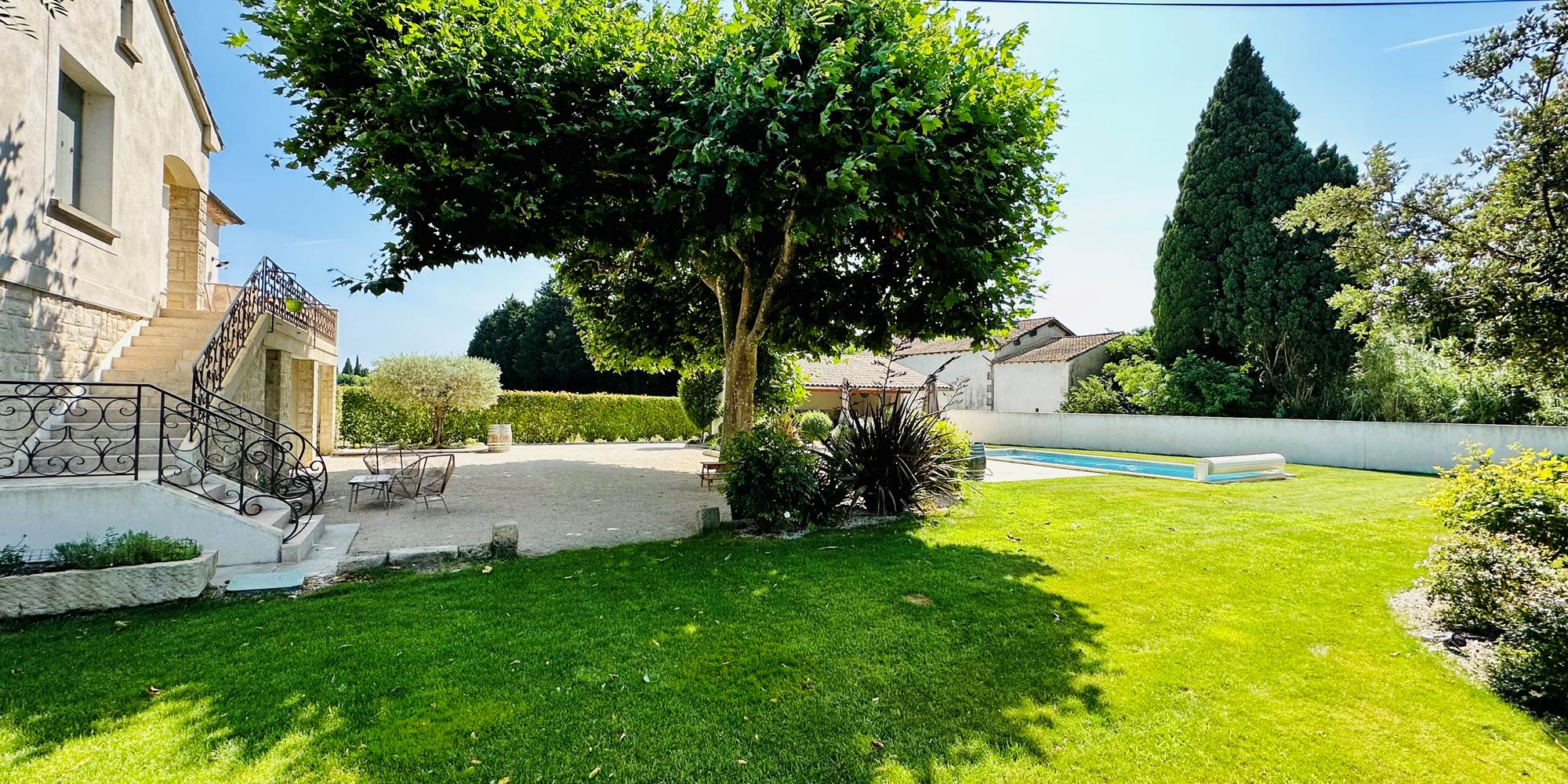 Vue du jardin, proche de Chateauneuf du Papes, Gigondas, Vacqueras, cairanne, location villa en provence