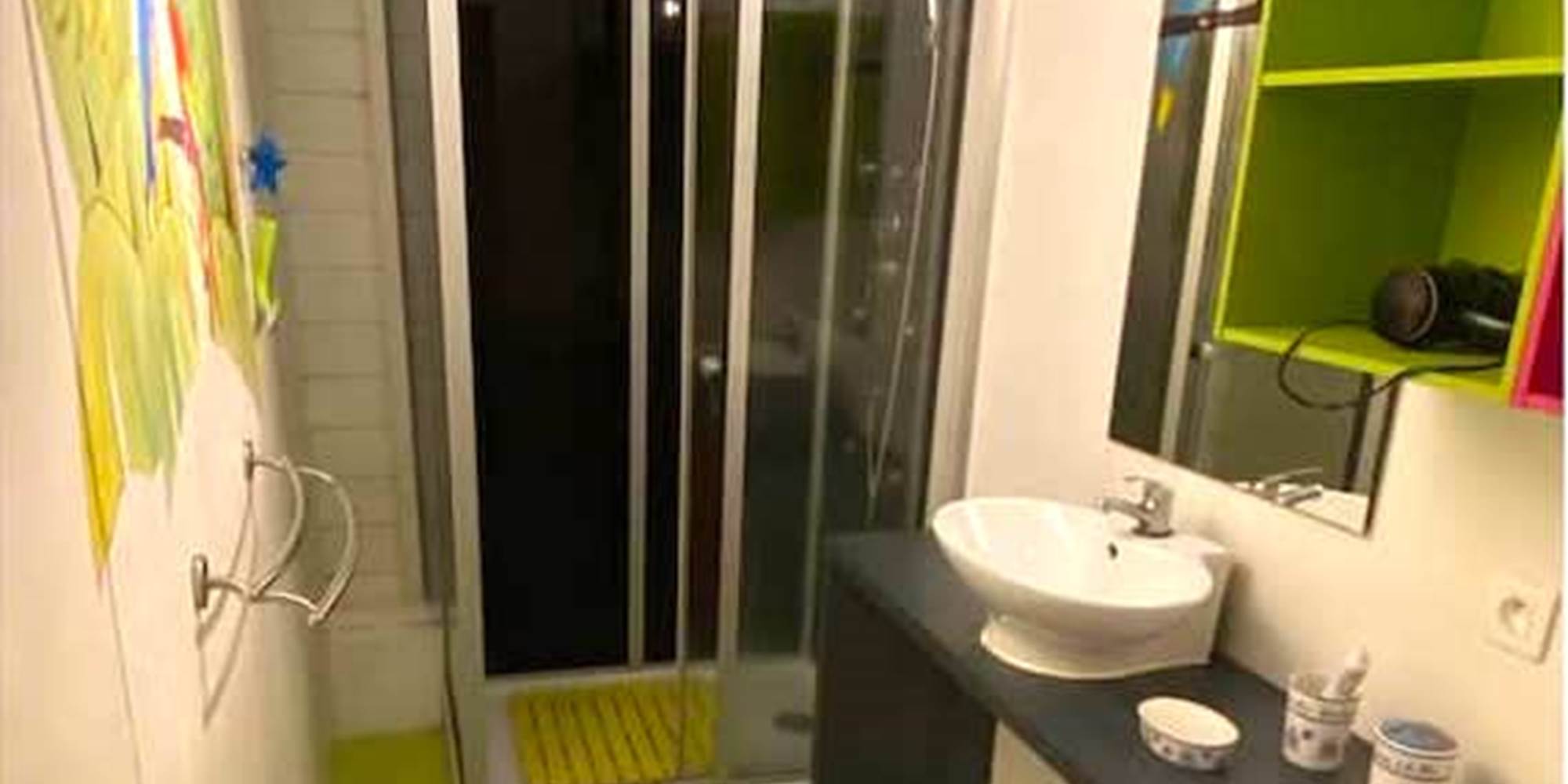 Salle de bain avec douche - WC séparés - machine à laver