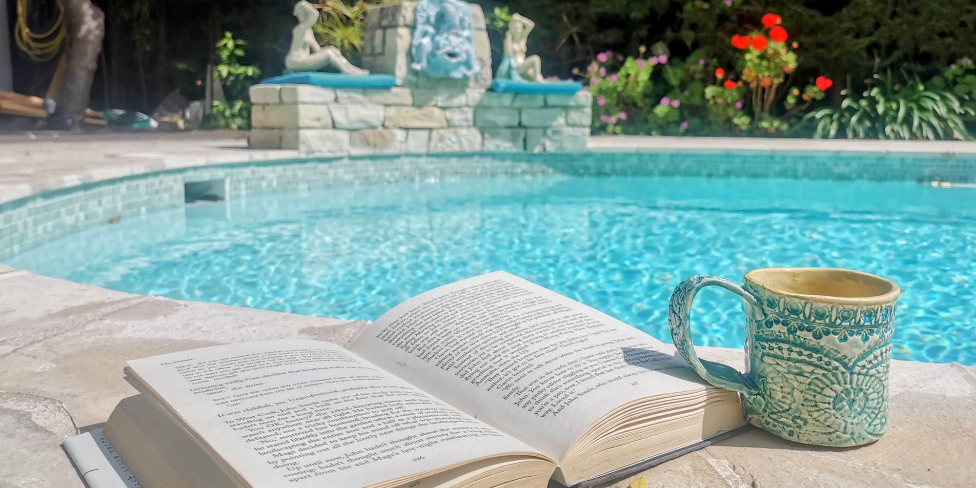 rêver , lire au bord de la piscine