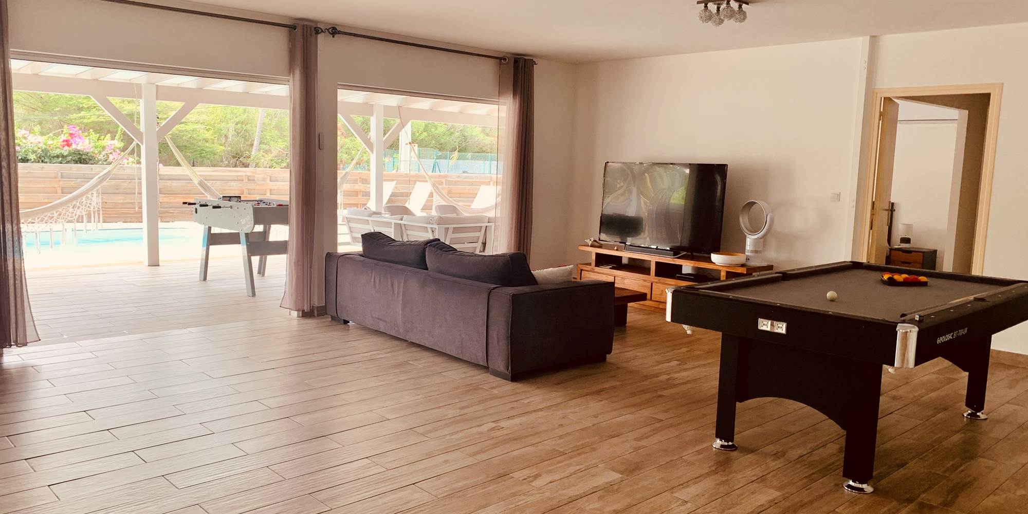 Salon avec billard ouvert sur l'extérieur