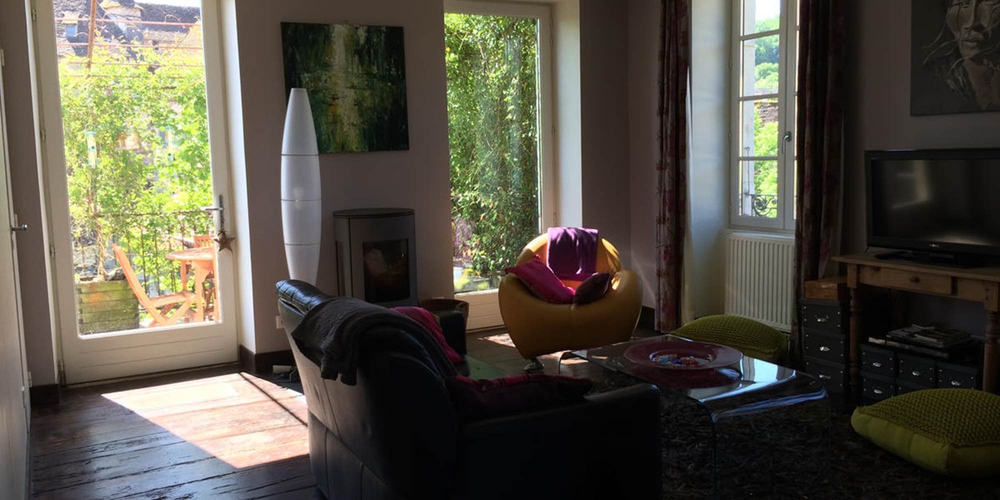 8_ Salon et vue sur la terrasse