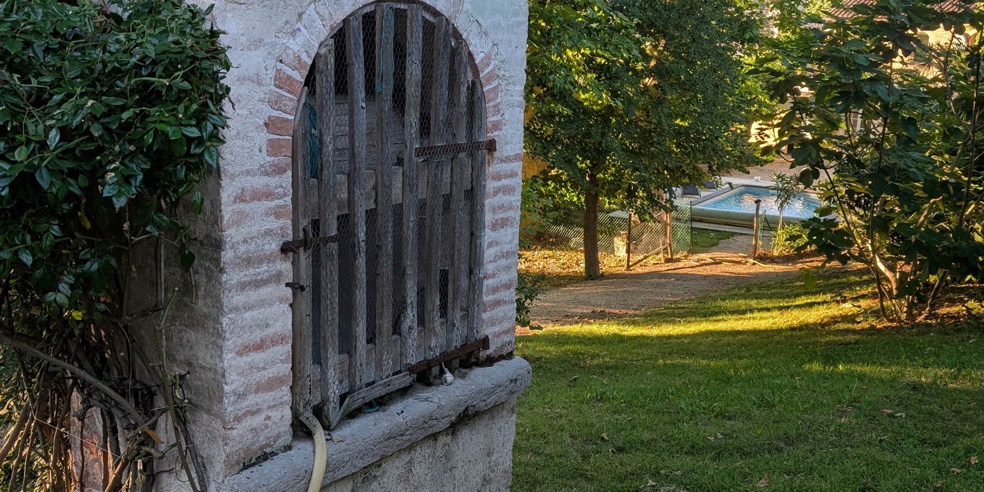 L'allée du puis qui mène à la piscine-presta