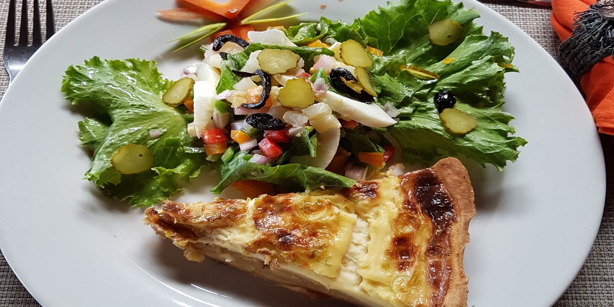 Salade composée et quiche au poireau
