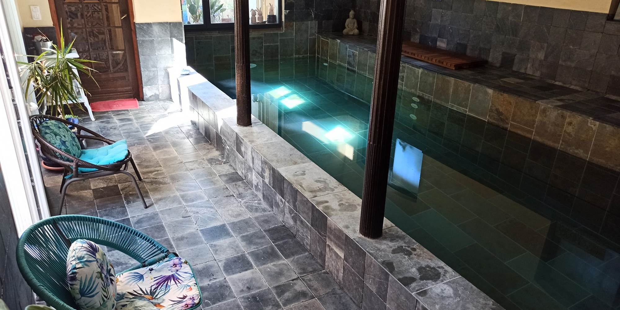 piscine-interieure-spa-chauffee-la-grenade-bleue-pons-charente-maritime