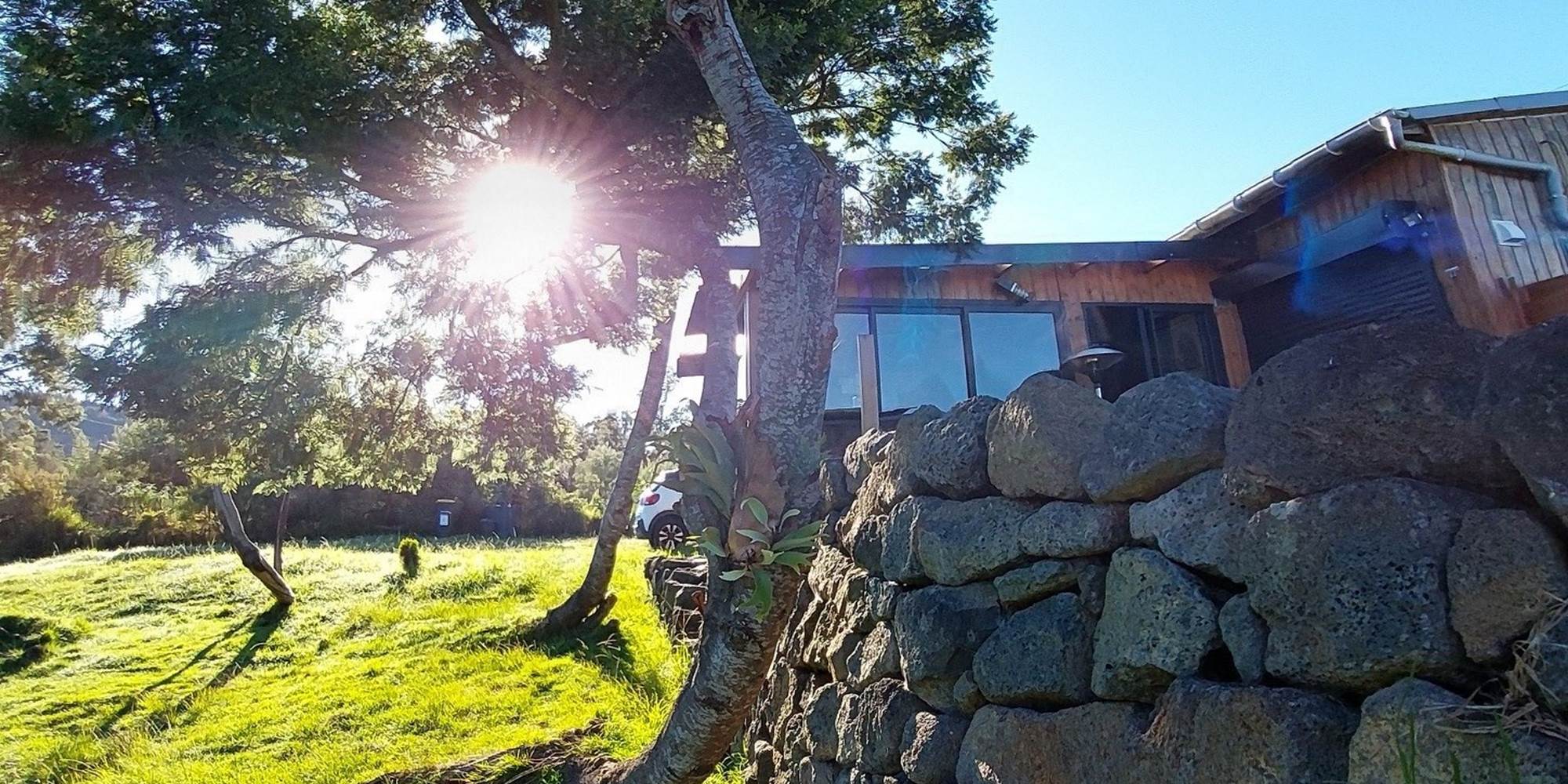 La pierre sèche, le basalte, le bois et la verdure façonne le lieu
