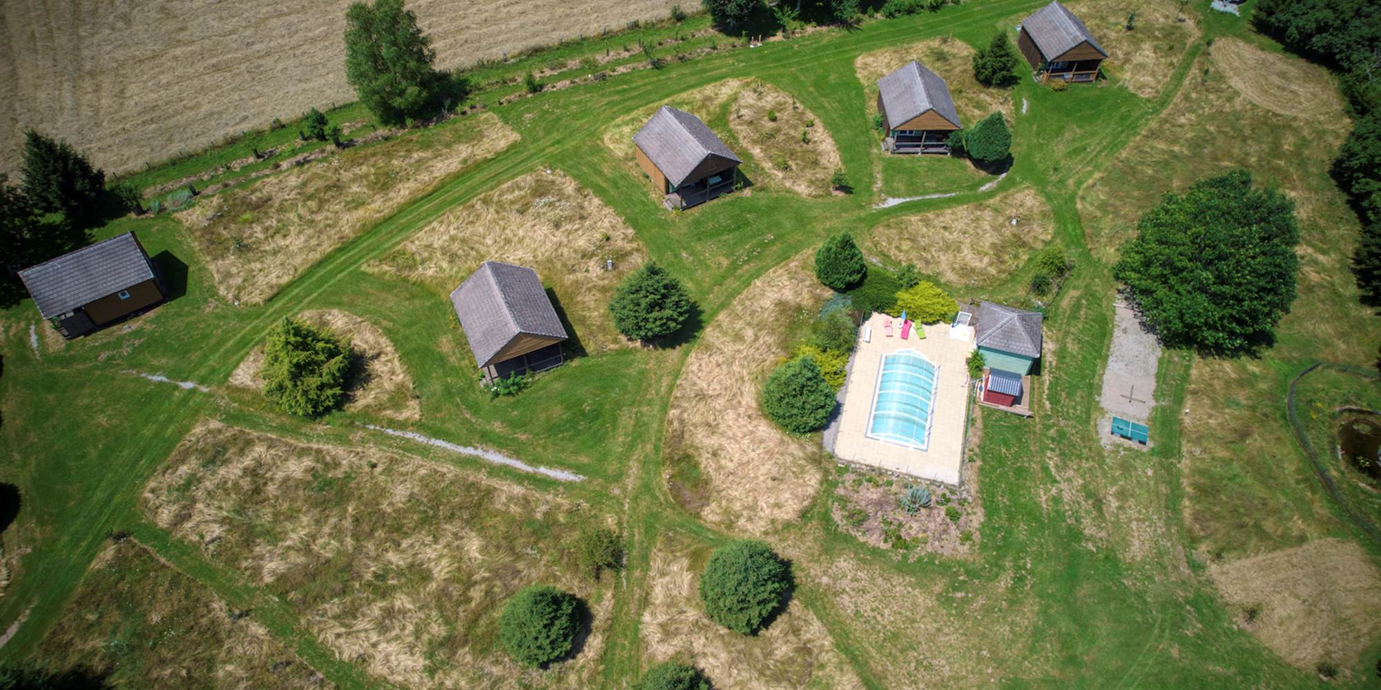 Chalets et piscine privée en pleine nature