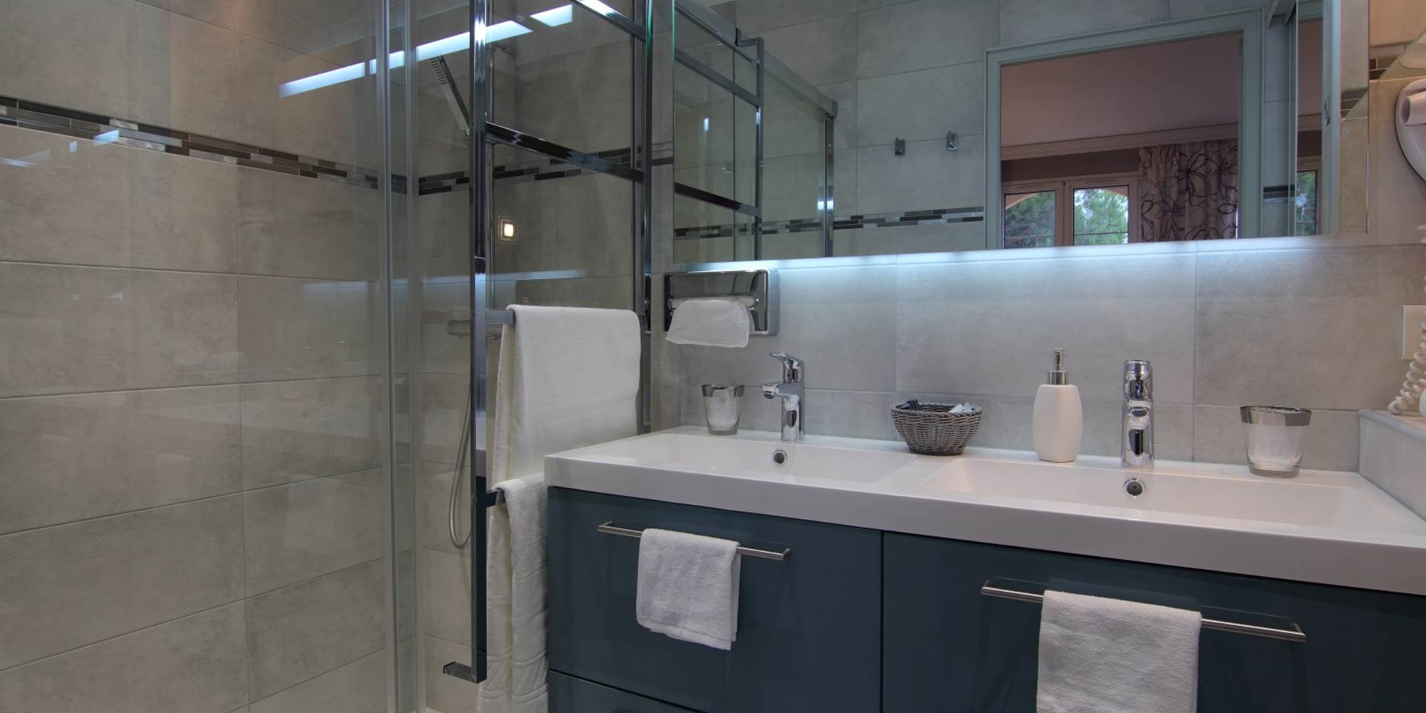 Salle d'eau avec douche à l'italienne