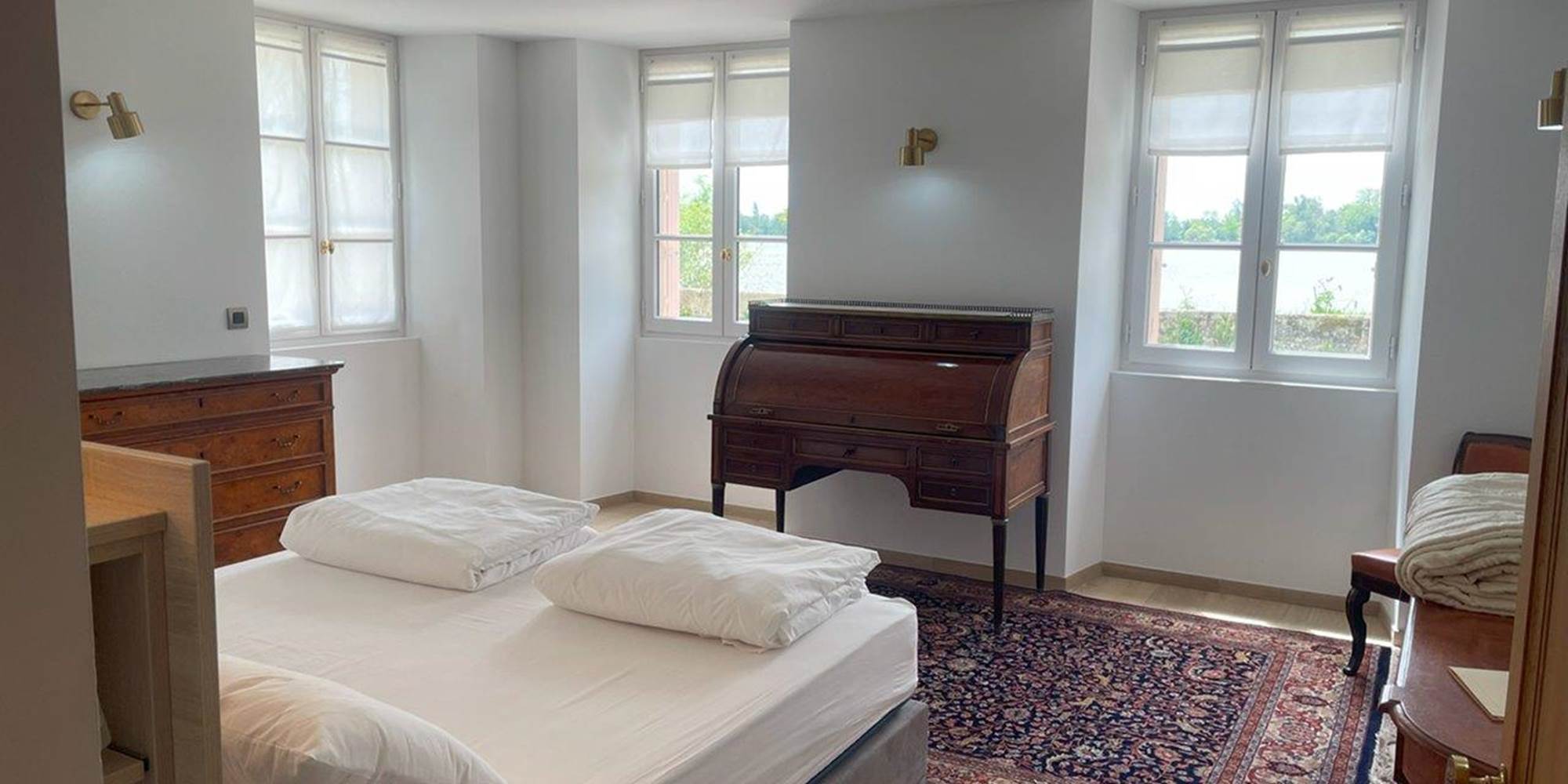 Chambre lit double, rez de chaussée, suite familiale, chambres luxe, salle de bain privative, baignoire, vue jardin, vignoble, chambres d'hôtes