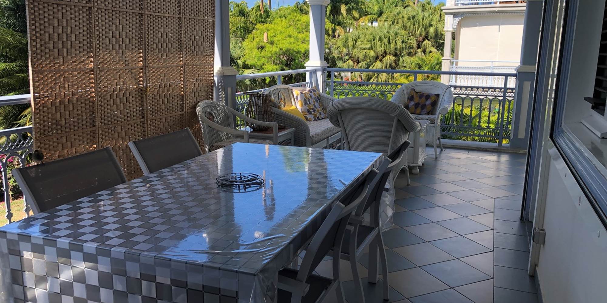 Grande terrasse en angle avec vue sur le parc