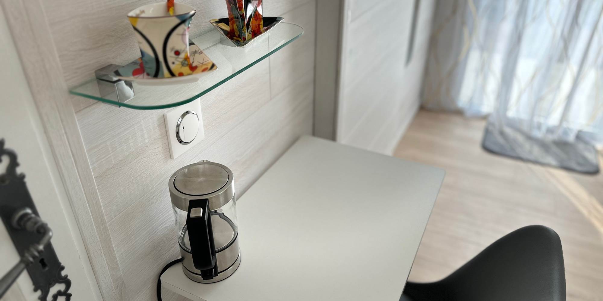 bureau-machine-a-cafe-etagere-deco-chambre-gabriel_mas-des-anges_soussans-margaux