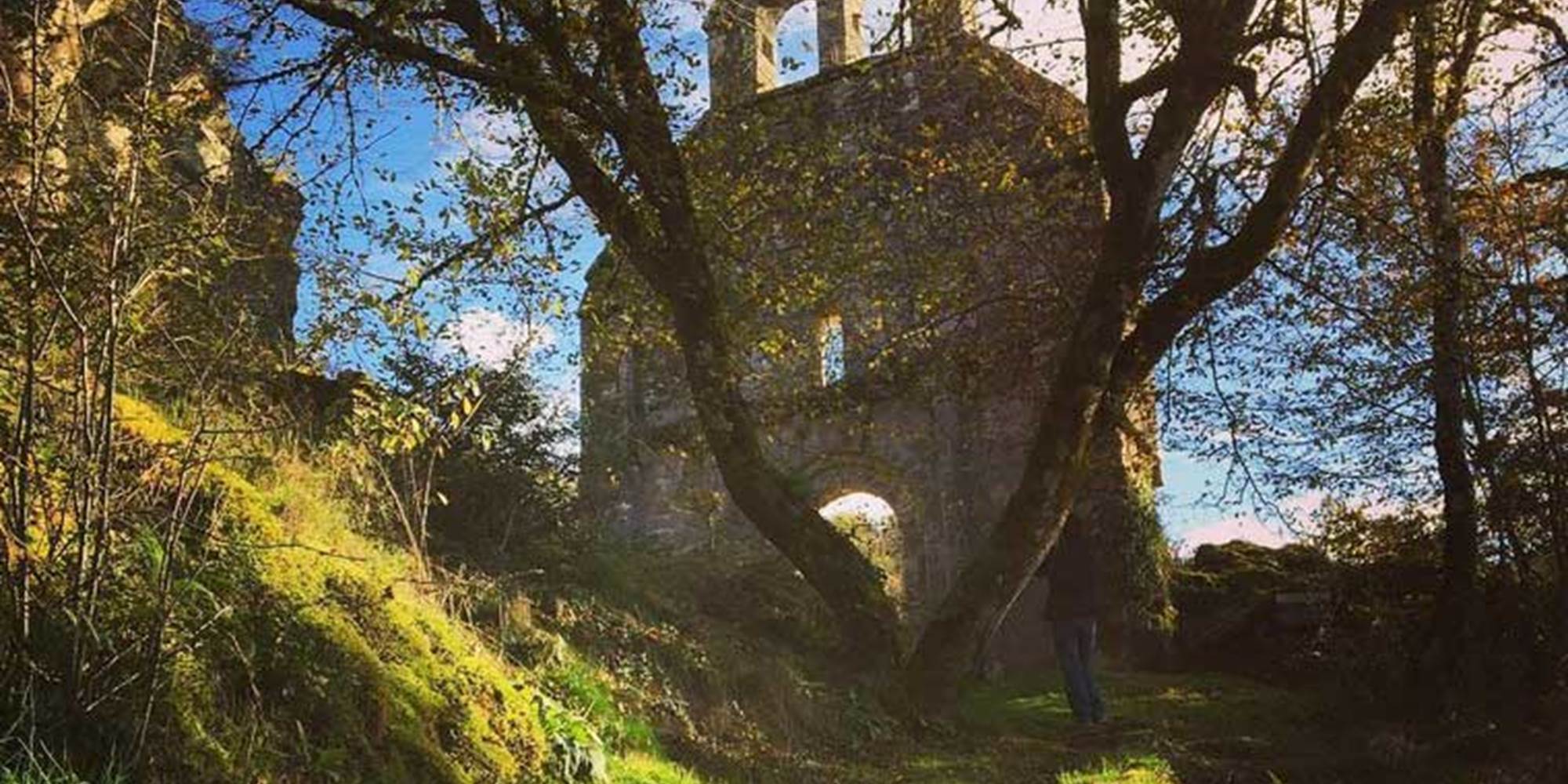 Ruines de la Chapelle de Saint-Etienne de Braguse, une Randonnée incontournable au Coeur de la Forêt magique de Gimel-les-Cascades.