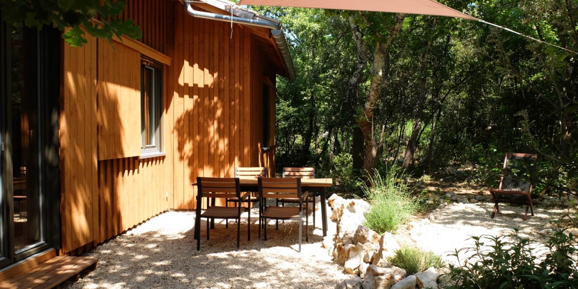 La terrasse de l'Ecogîte 1000 Paille en été