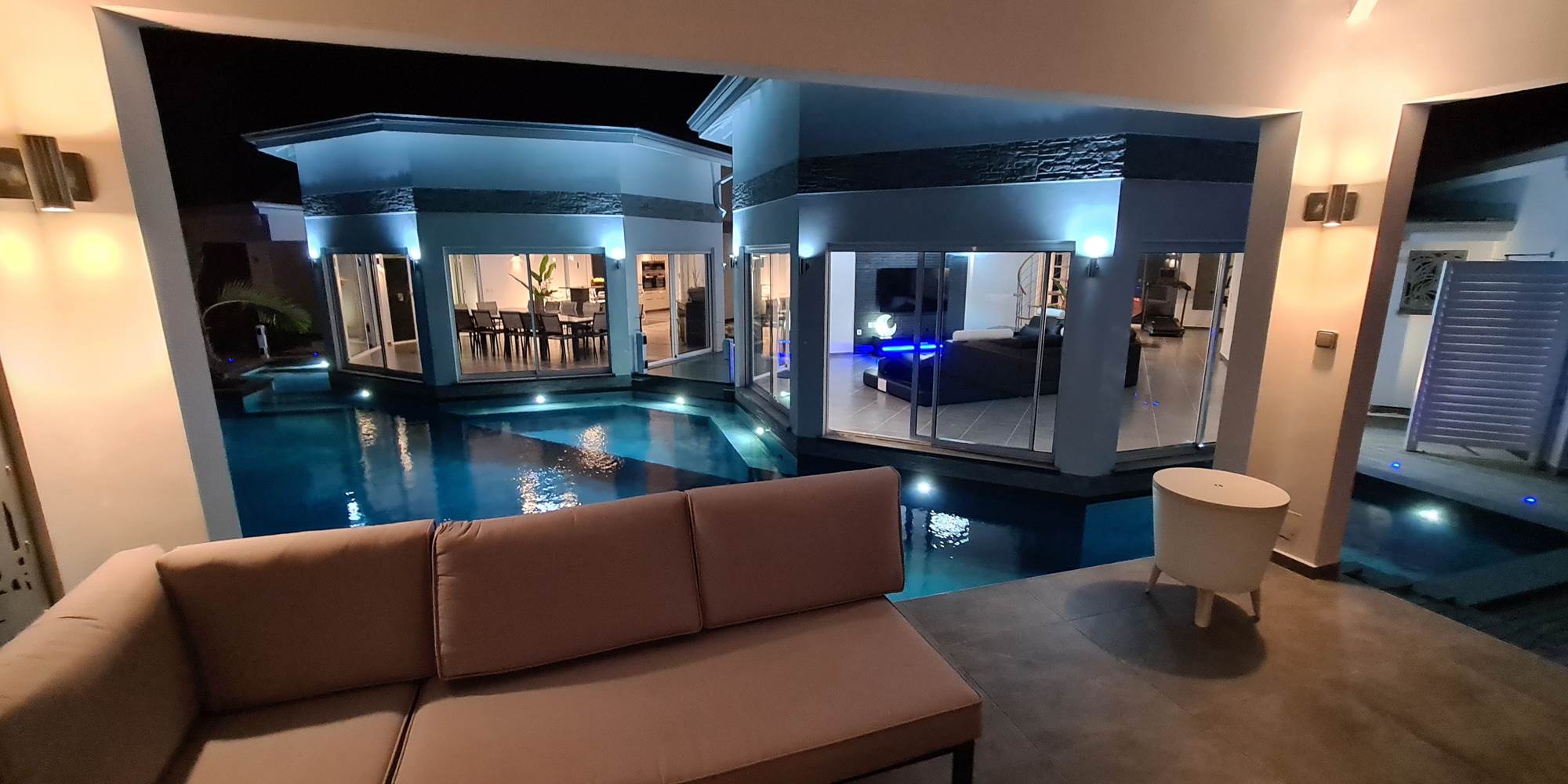 Villa de nuit depuis le carbet