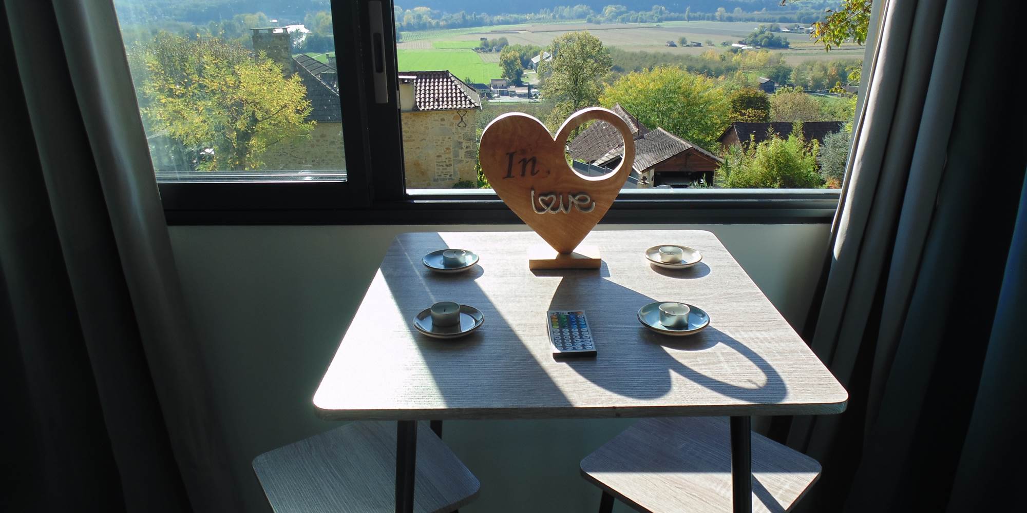 Coin petit déjeuner avec vue L'Hirondelle